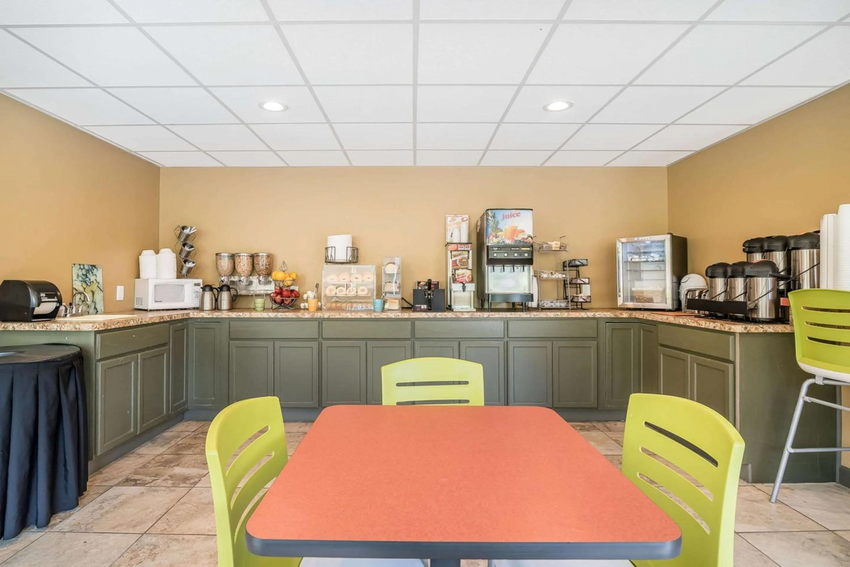 Restaurant/Places to Eat in Econo Lodge Inn & Suites