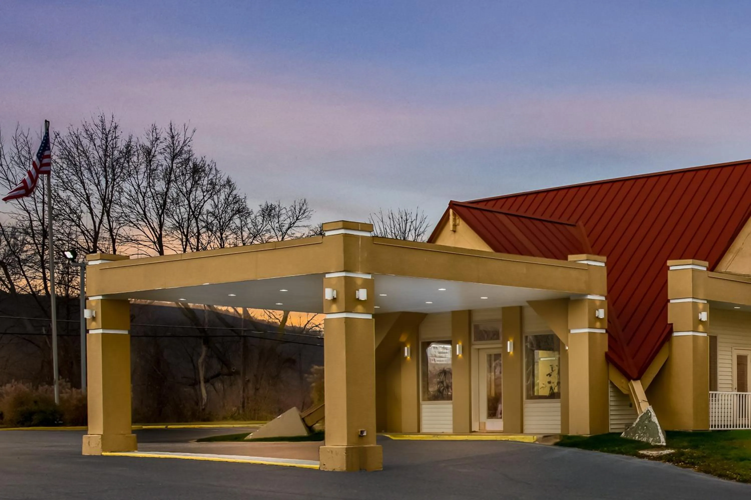 Property Building in Econo Lodge Inn & Suites