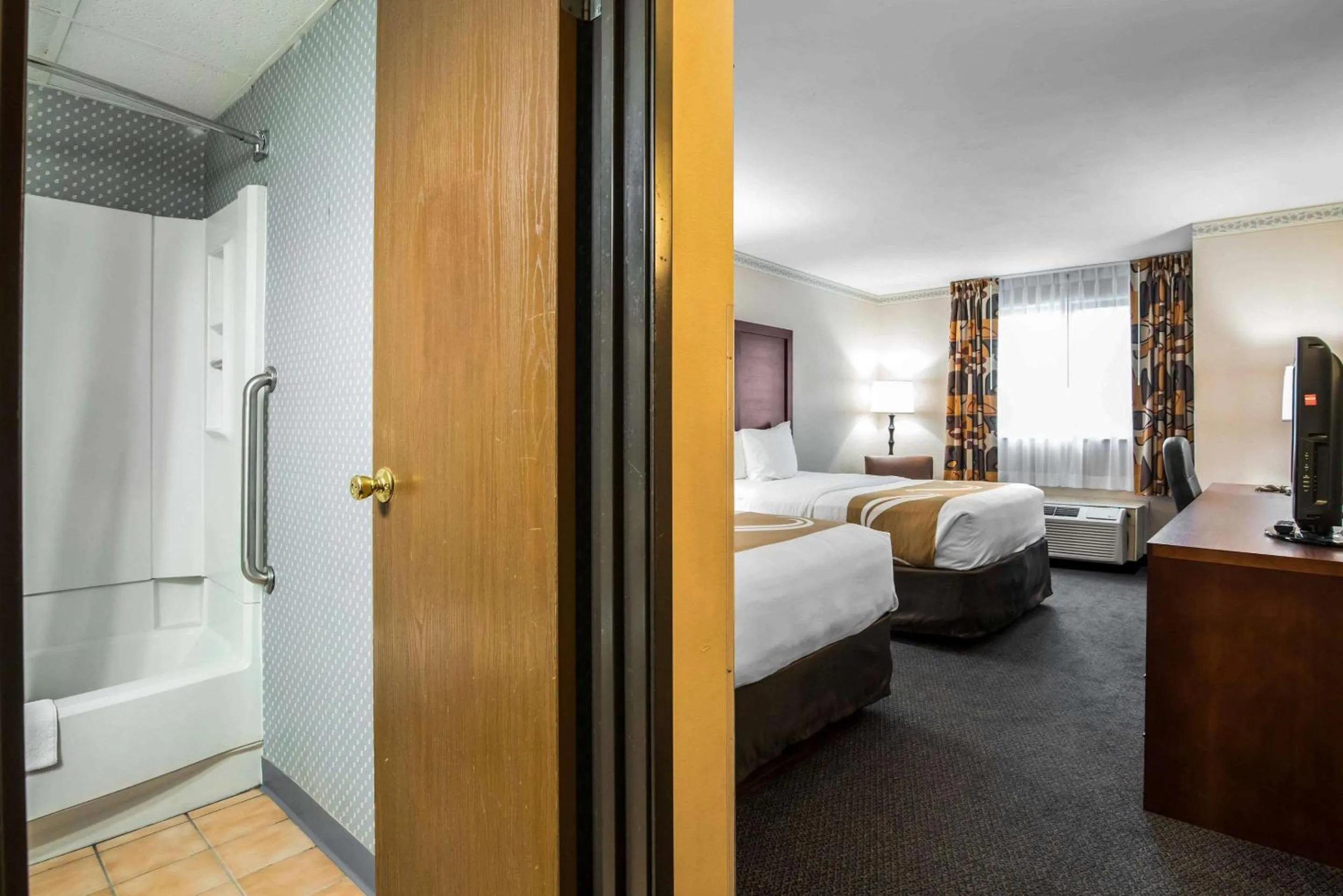 Bathroom, Bed in Quality Inn Cortland - University Area