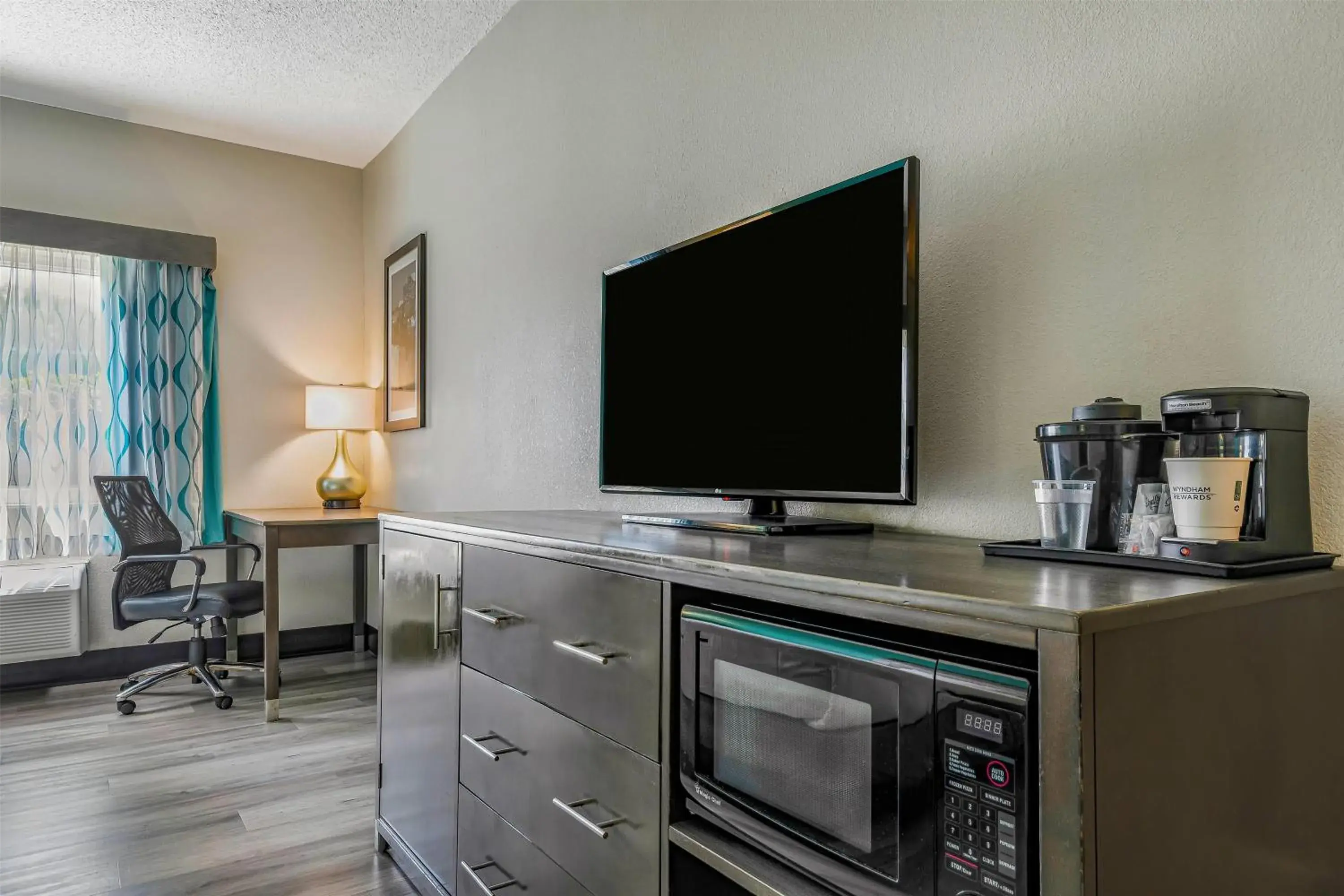 Photo of the whole room in La Quinta by Wyndham Batavia Photo of the whole room in La Quinta by Wyndham Batavia