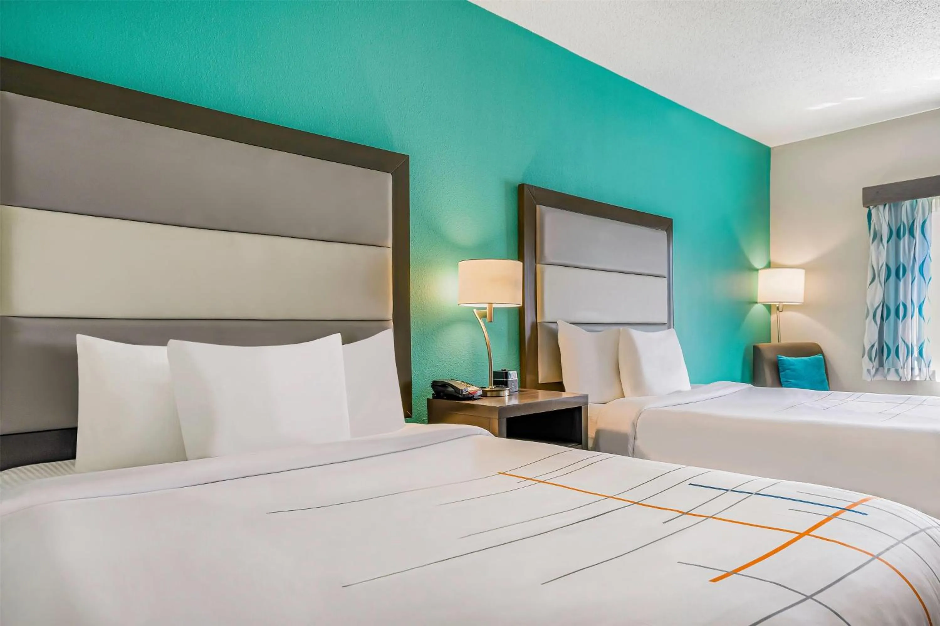 Photo of the whole room, Bed in La Quinta by Wyndham Batavia