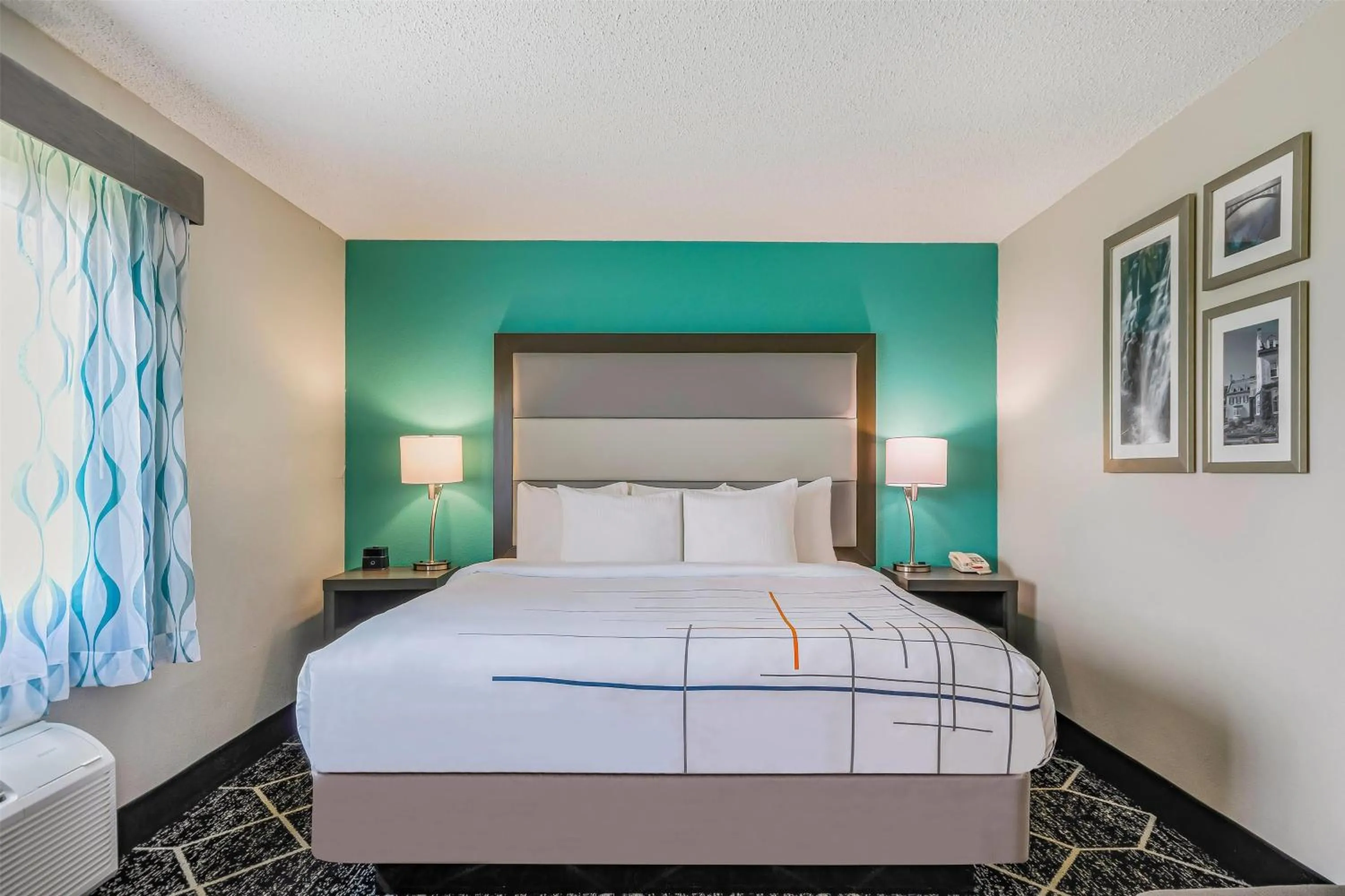 Photo of the whole room, Bed in La Quinta by Wyndham Batavia