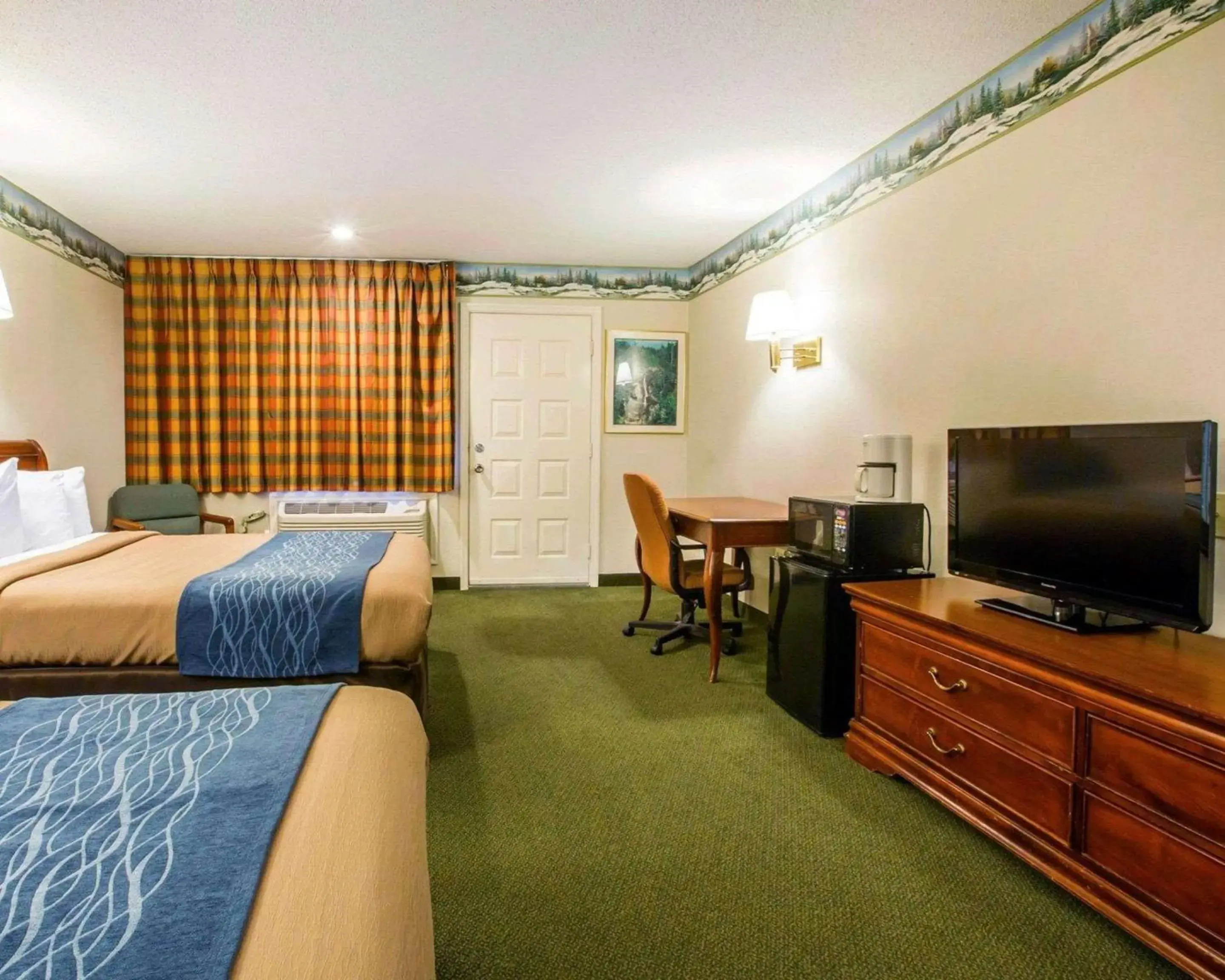 Photo of the whole room, TV/Entertainment Center in Quality Inn Lake Placid