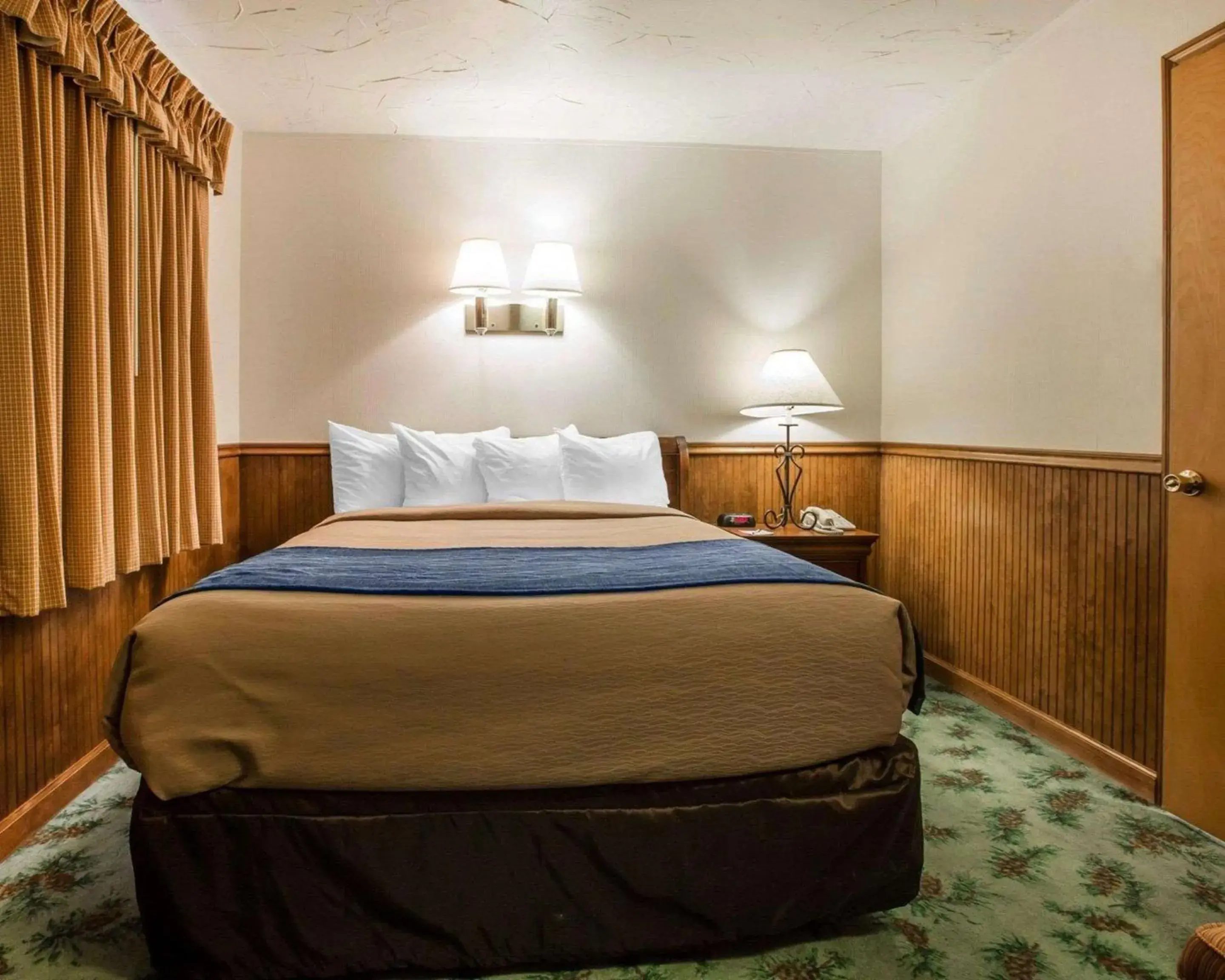 Photo of the whole room, Bed in Quality Inn Lake Placid