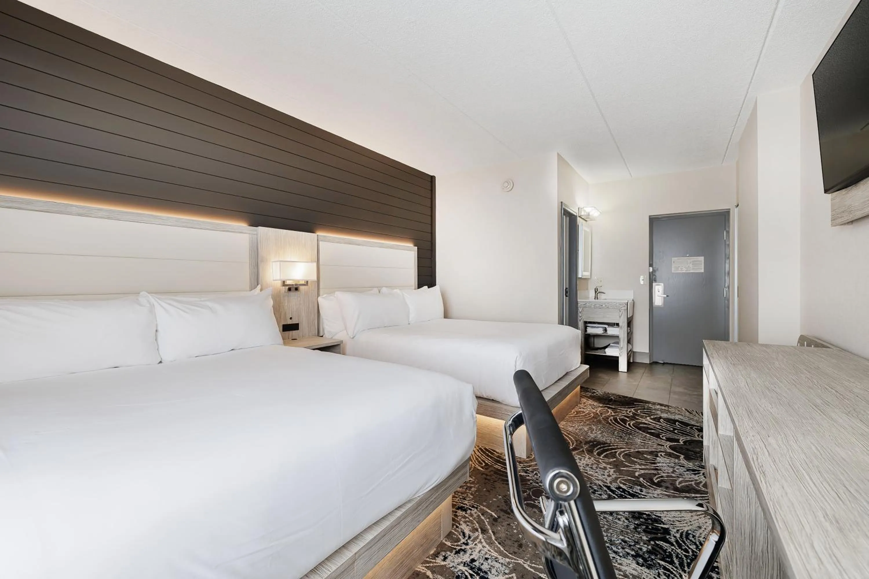 Photo of the whole room, Bed in Oakfield Hotel & Suites, an Ascend Collection Hotel