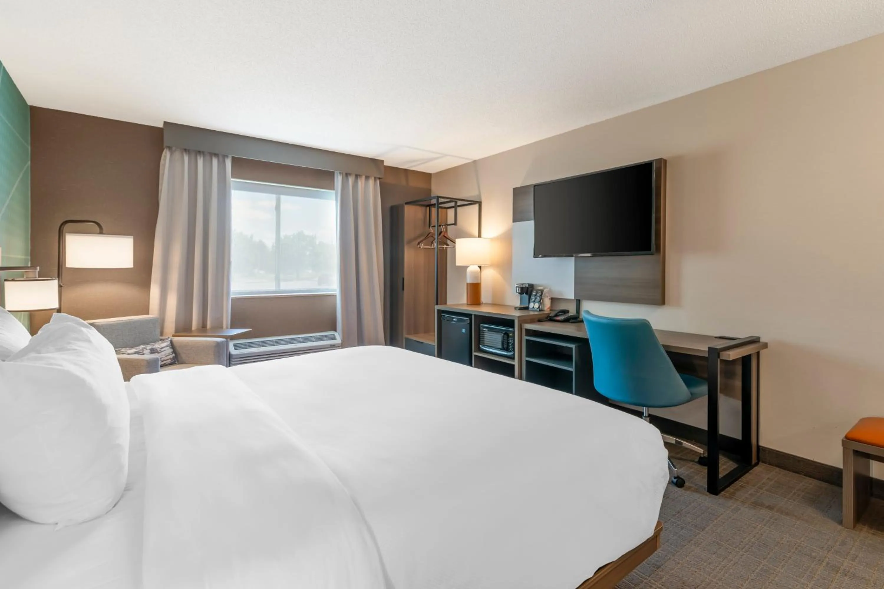 Photo of the whole room, Bed in Comfort Inn & Suites Saratoga Springs