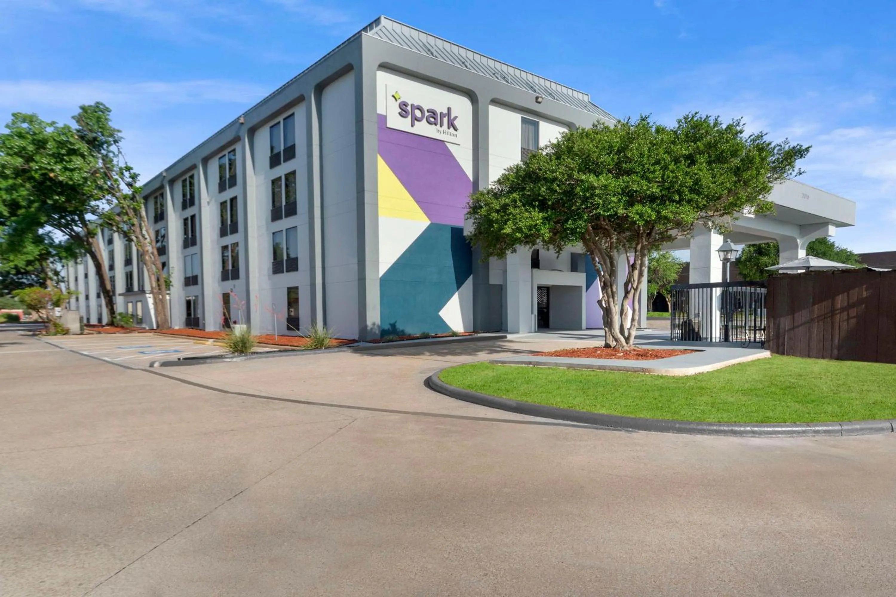 Property building in Spark By Hilton Grand Prairie