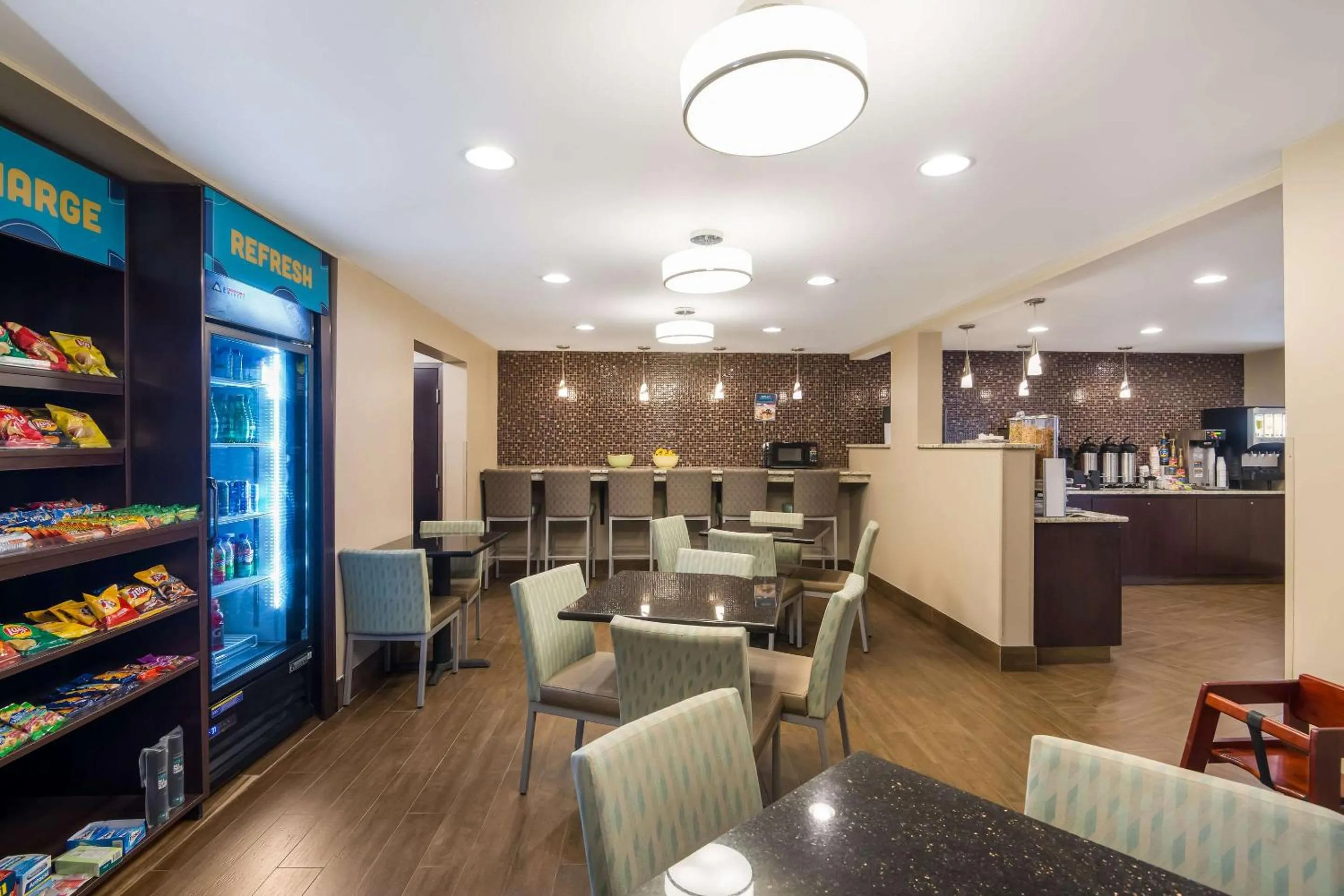 Breakfast in Clarion Pointe Syracuse Downtown