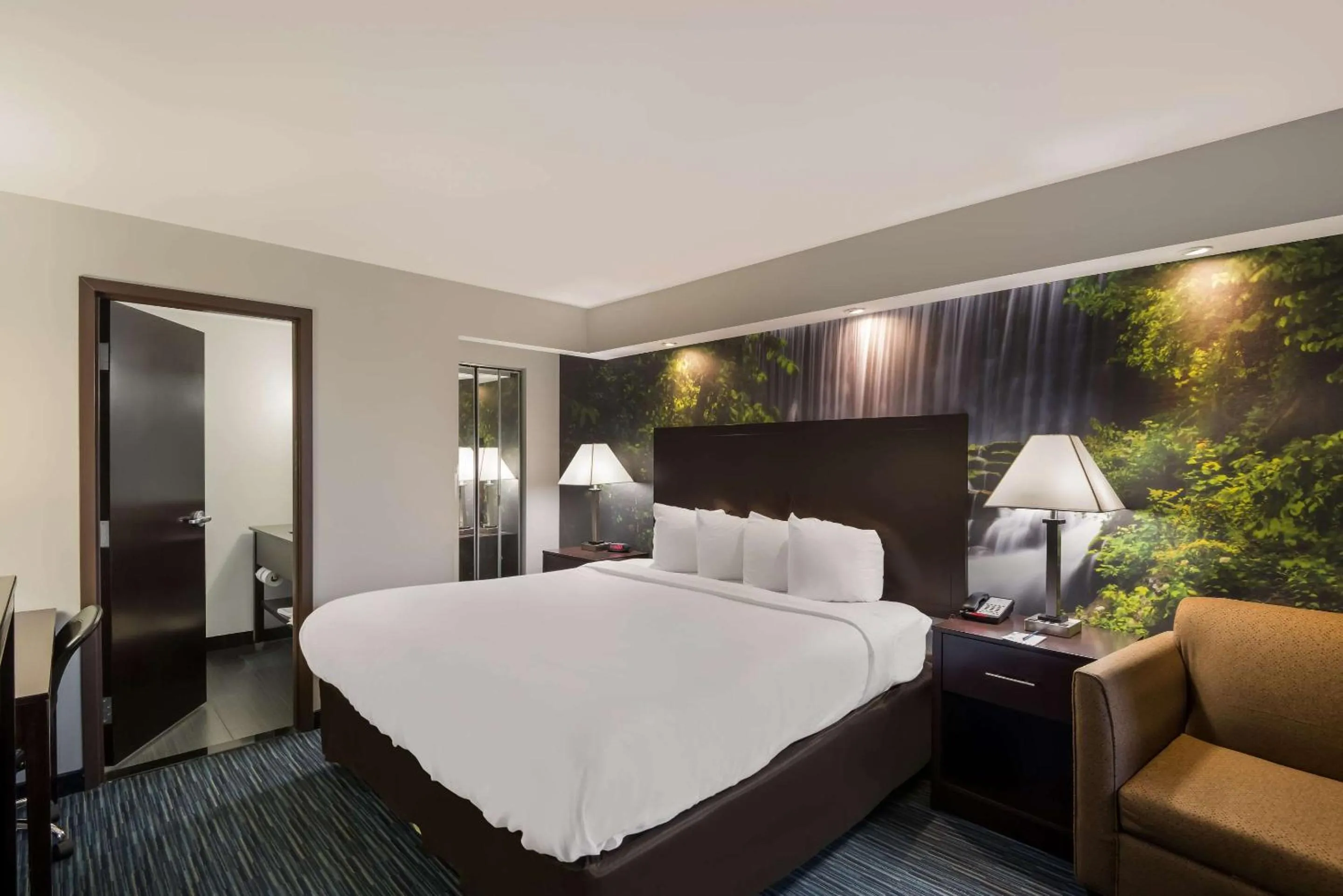 Bedroom, Bed in Clarion Pointe Syracuse Downtown