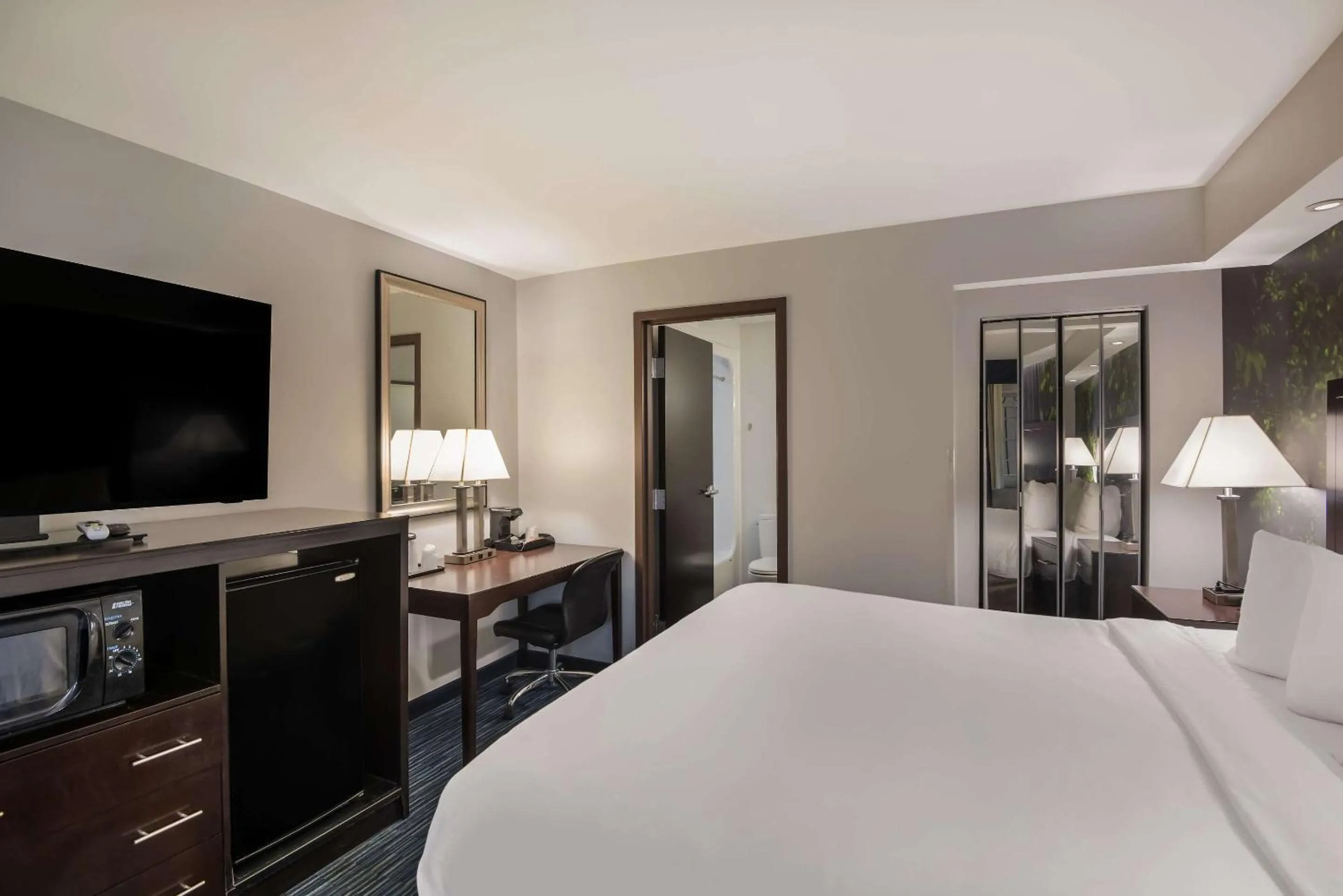 Bedroom, Bed in Clarion Pointe Syracuse Downtown