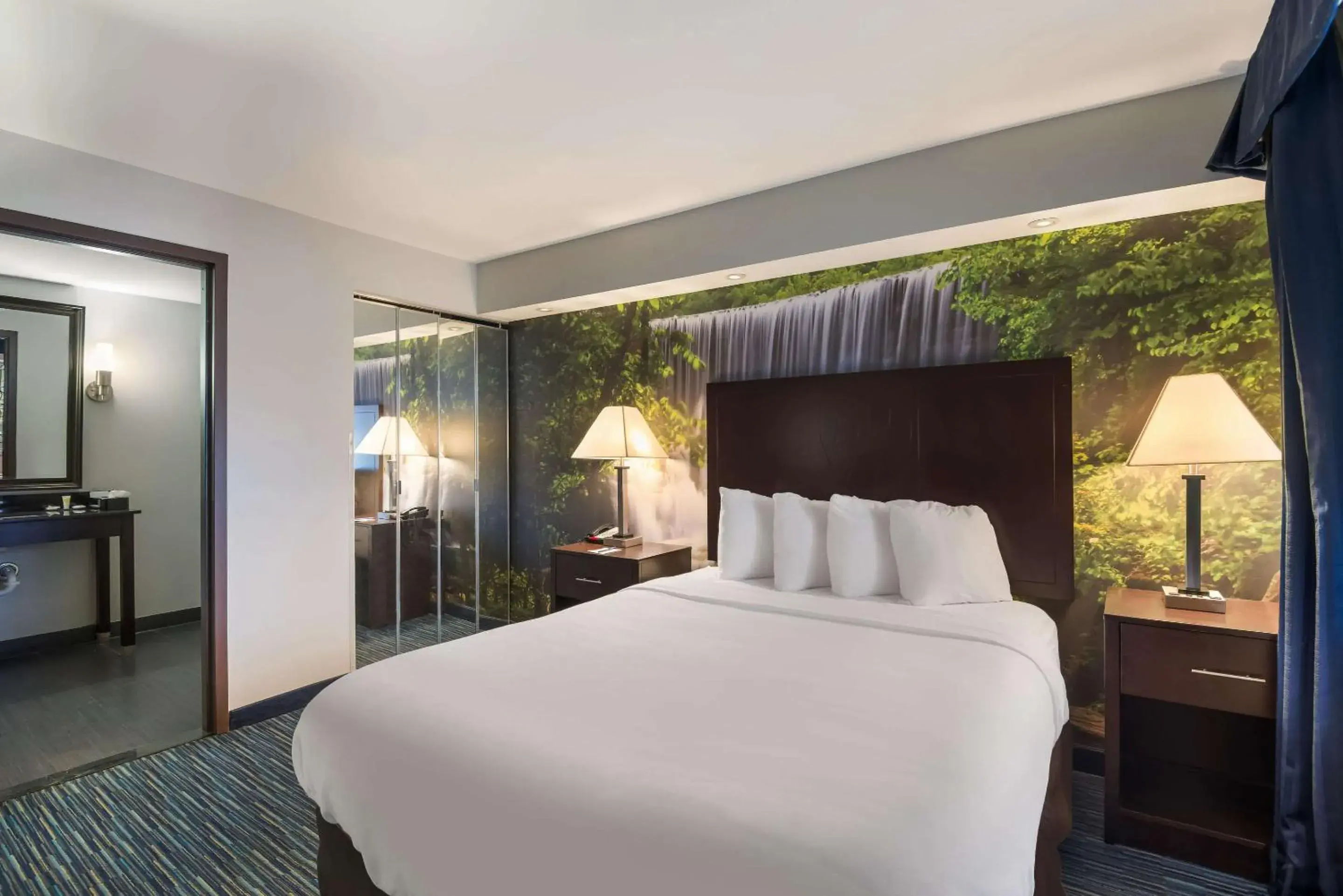 Bedroom, Bed in Clarion Pointe Downtown Bedroom, Bed in Clarion Pointe Downtown