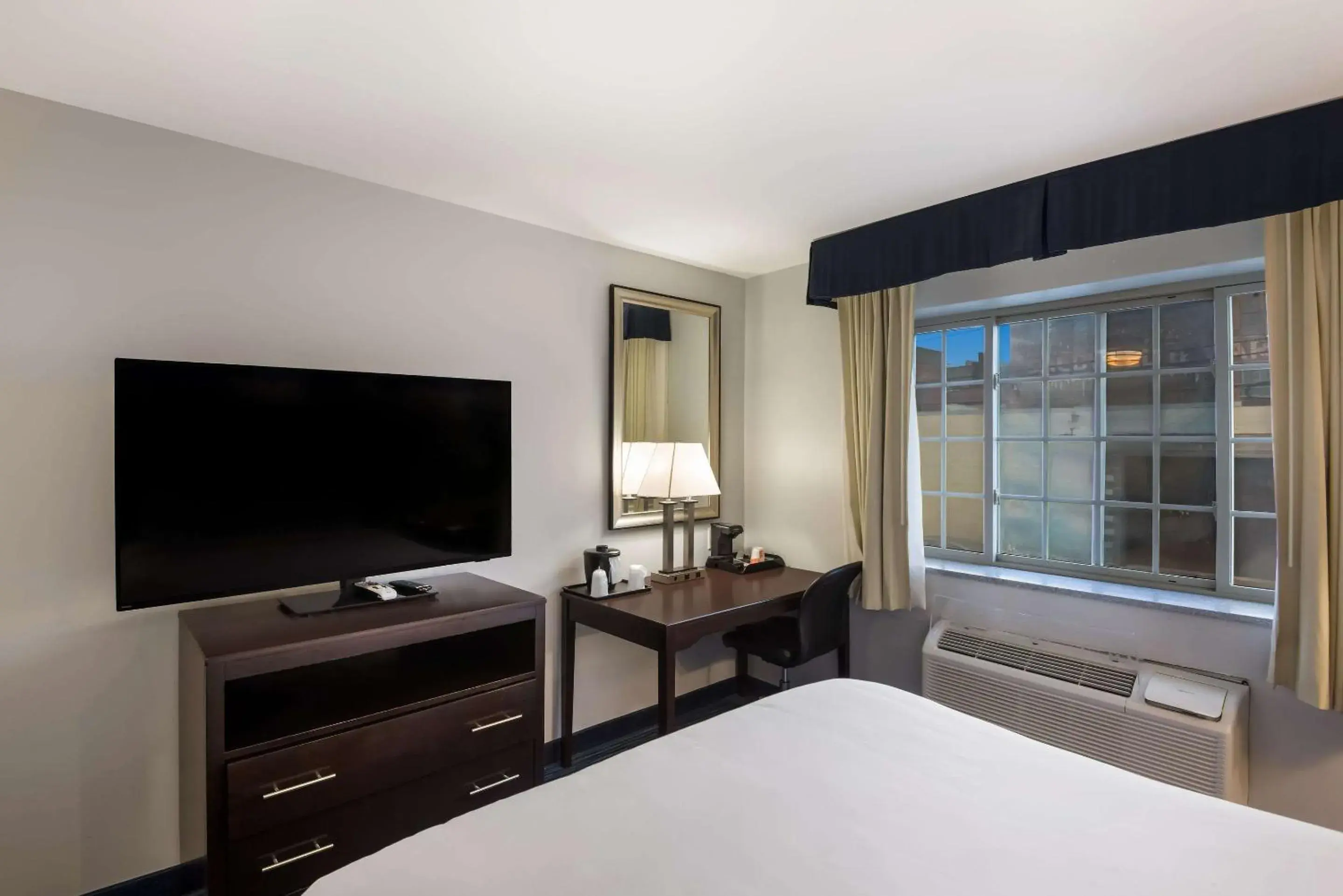 Bedroom, Bed in Clarion Pointe Downtown Bedroom, Bed in Clarion Pointe Downtown