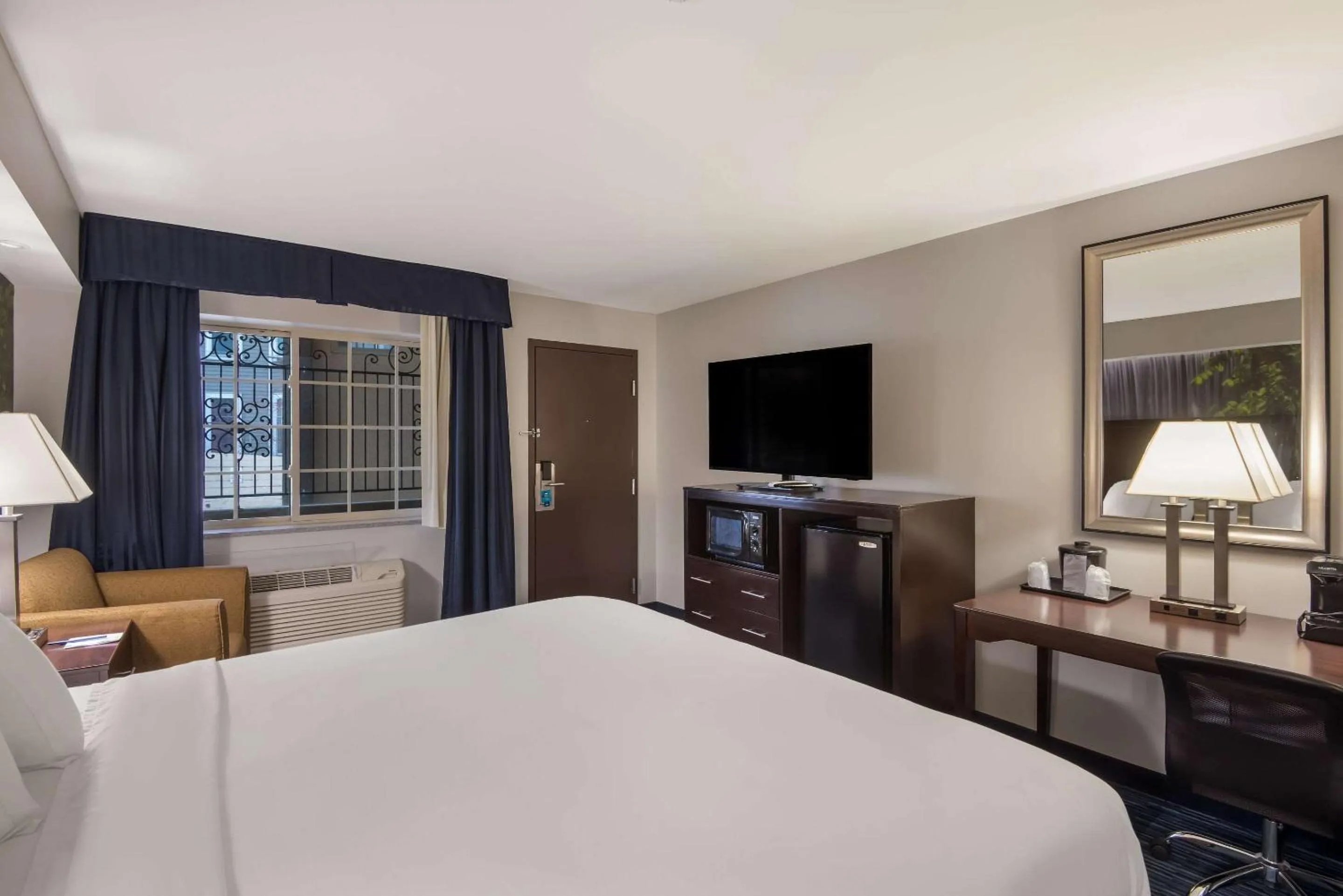 Bedroom, Bed in Clarion Pointe Syracuse Downtown