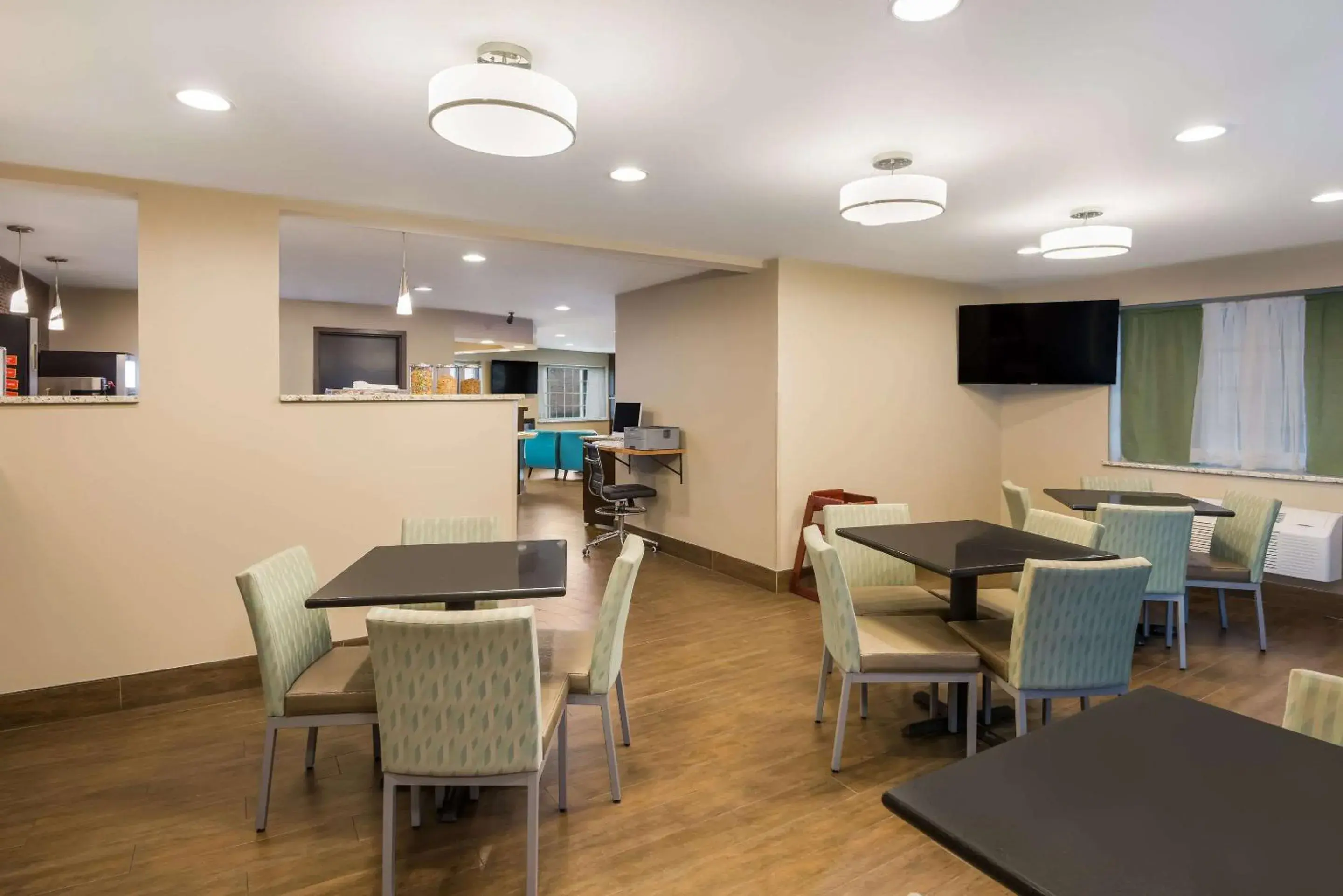 Breakfast in Clarion Pointe Downtown Breakfast in Clarion Pointe Downtown