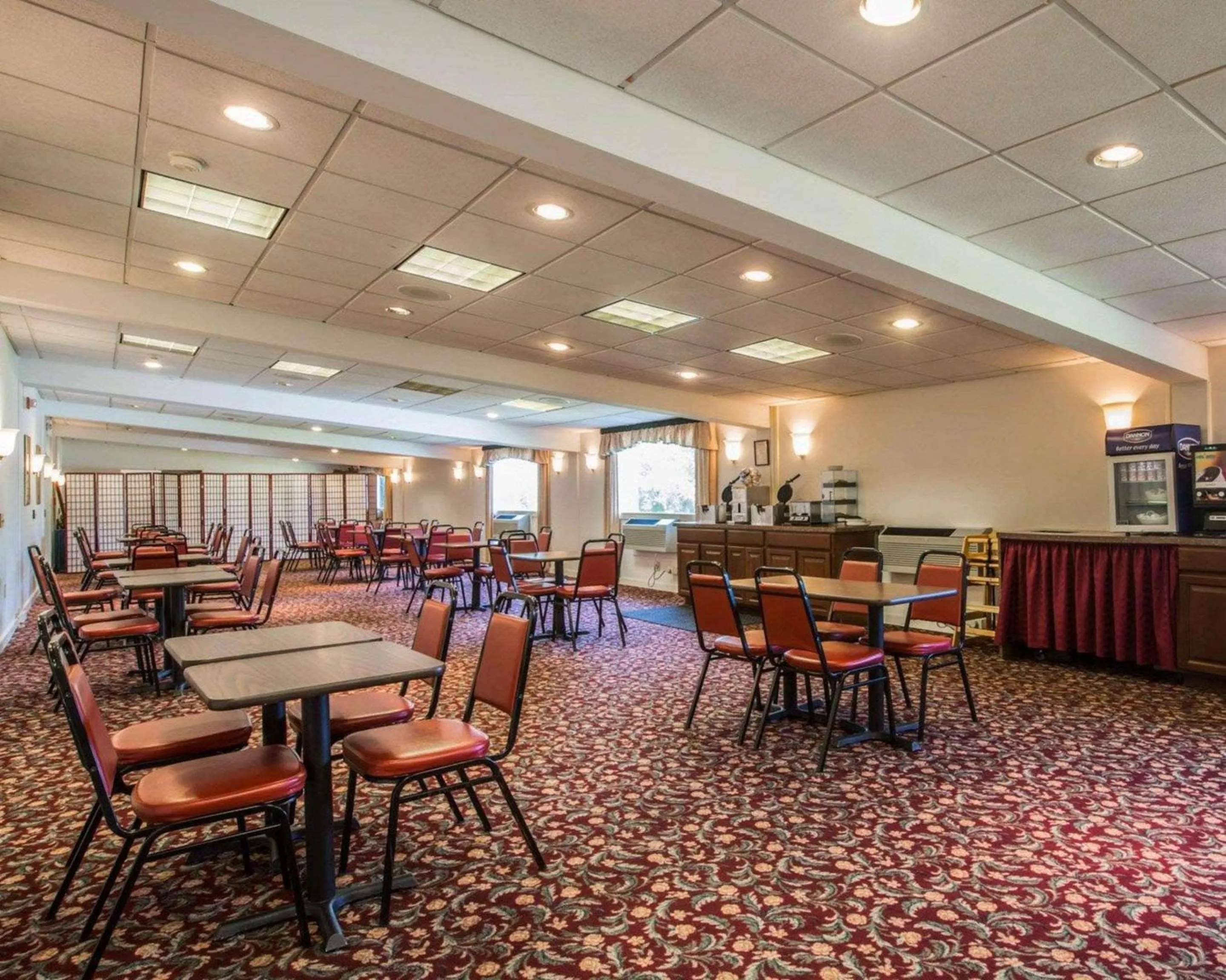 Breakfast in Clarion Inn & Suites at the Outlets of Lake George