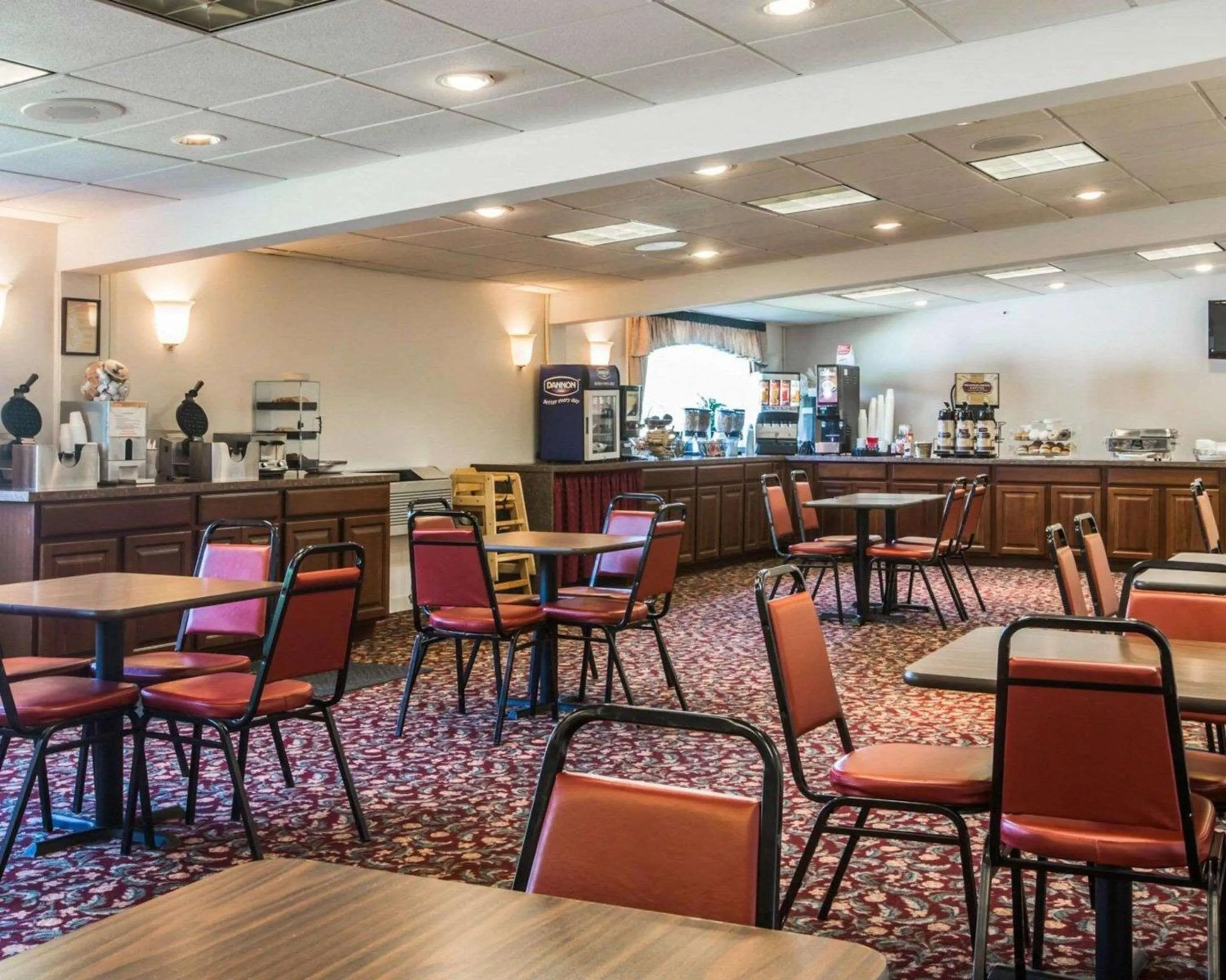 Breakfast in Clarion Inn &amp; Suites at the Outlets of Lake George