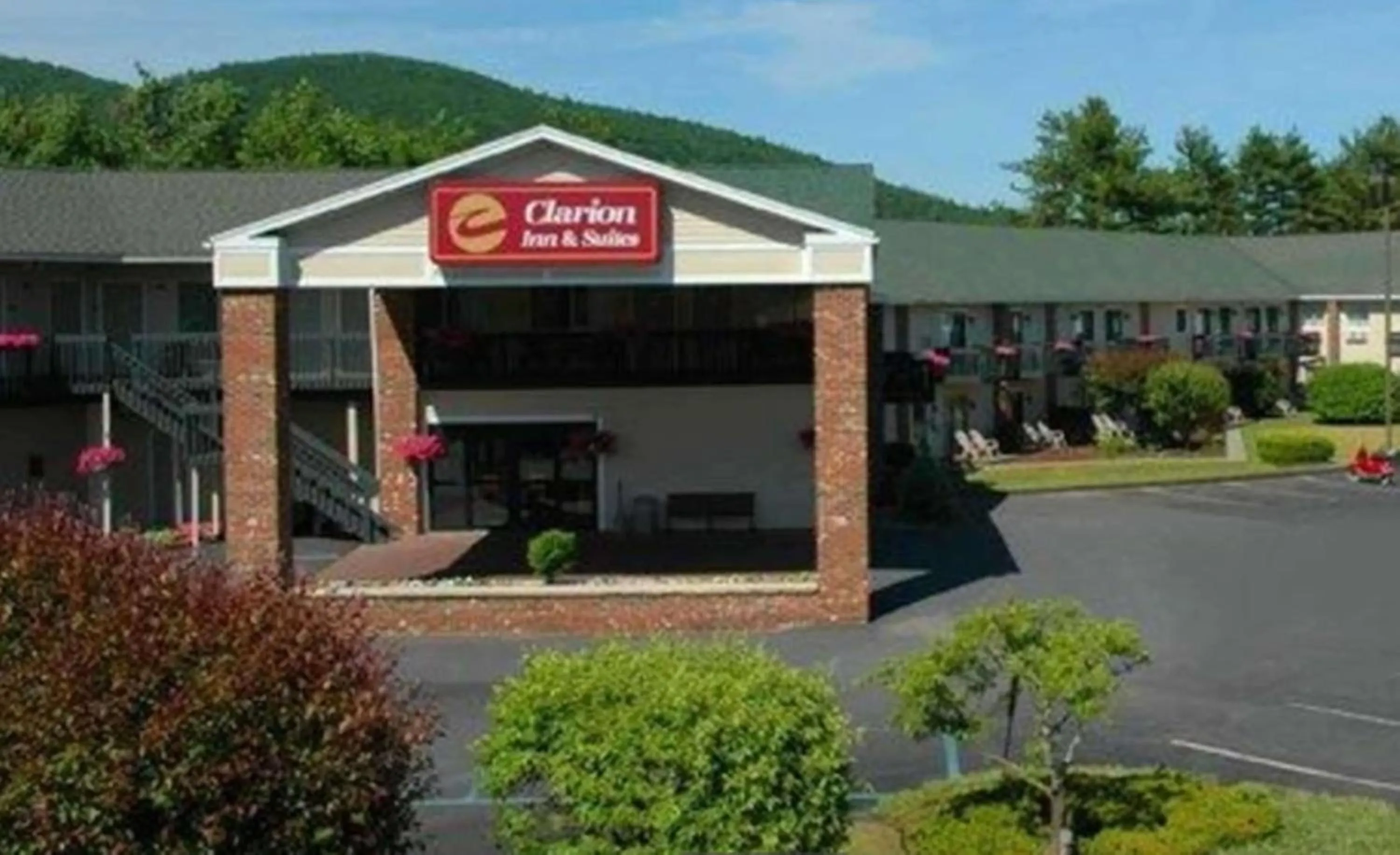 Property building in Clarion Inn &amp; Suites at the Outlets of Lake George