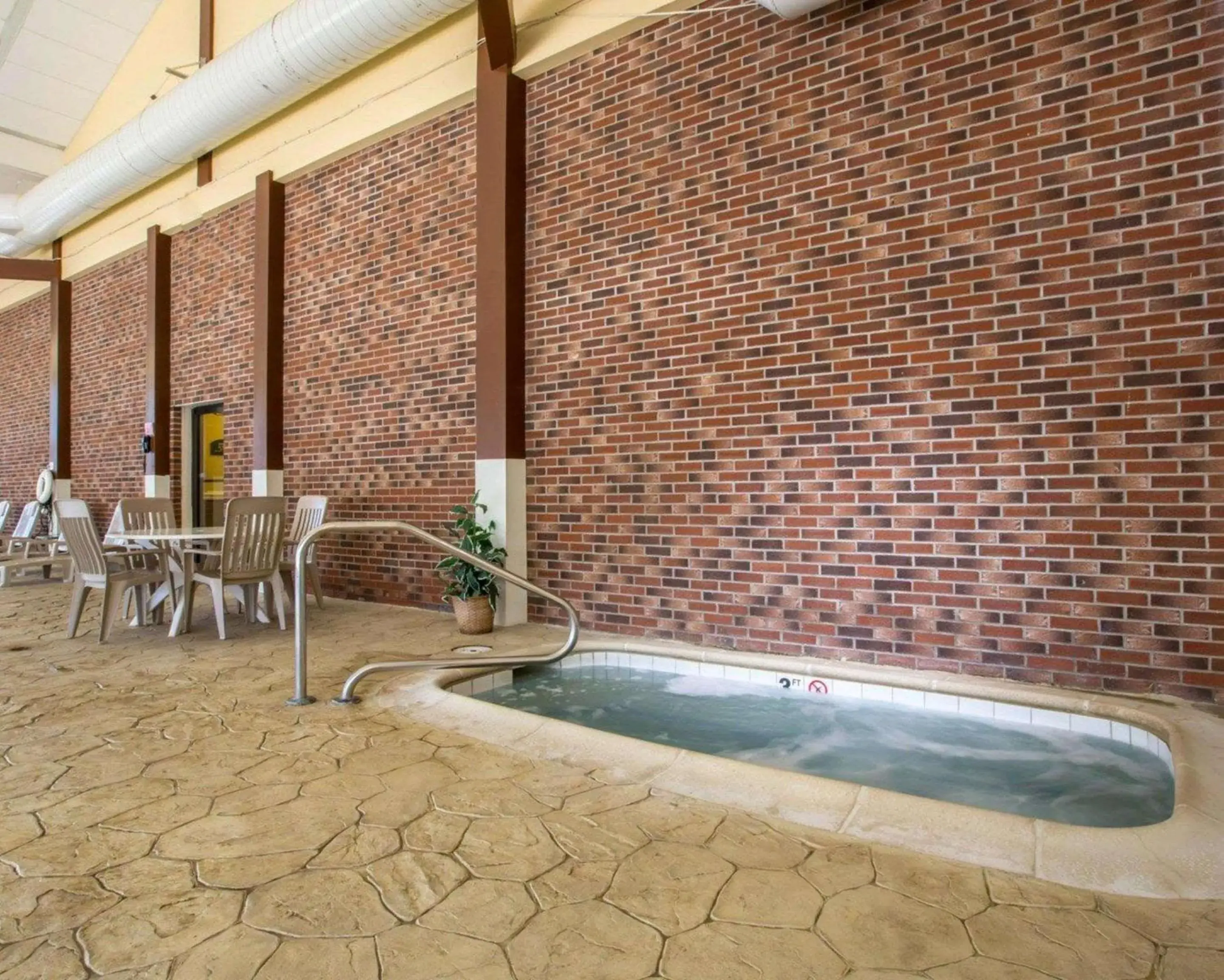 Swimming pool in Clarion Inn & Suites at the Outlets of Lake George Swimming pool in Clarion Inn & Suites at the Outlets of Lake George