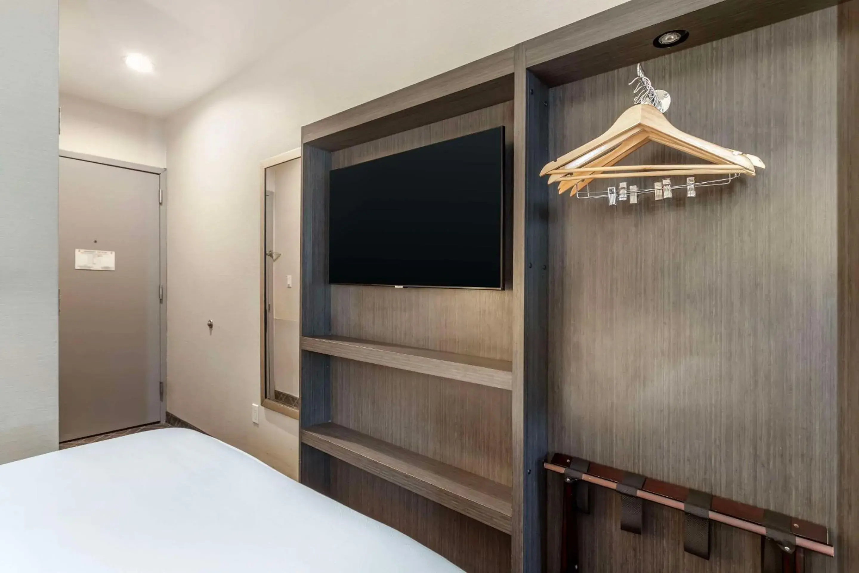 Bedroom, Bed in Comfort Inn Manhattan - Midtown West Bedroom, Bed in Comfort Inn Manhattan - Midtown West