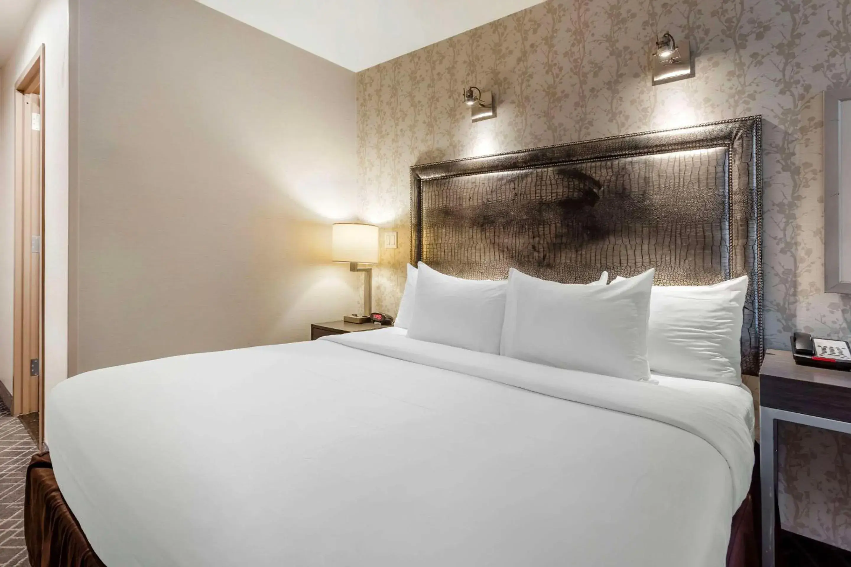 Bedroom in Comfort Inn Manhattan - Midtown West Bedroom in Comfort Inn Manhattan - Midtown West