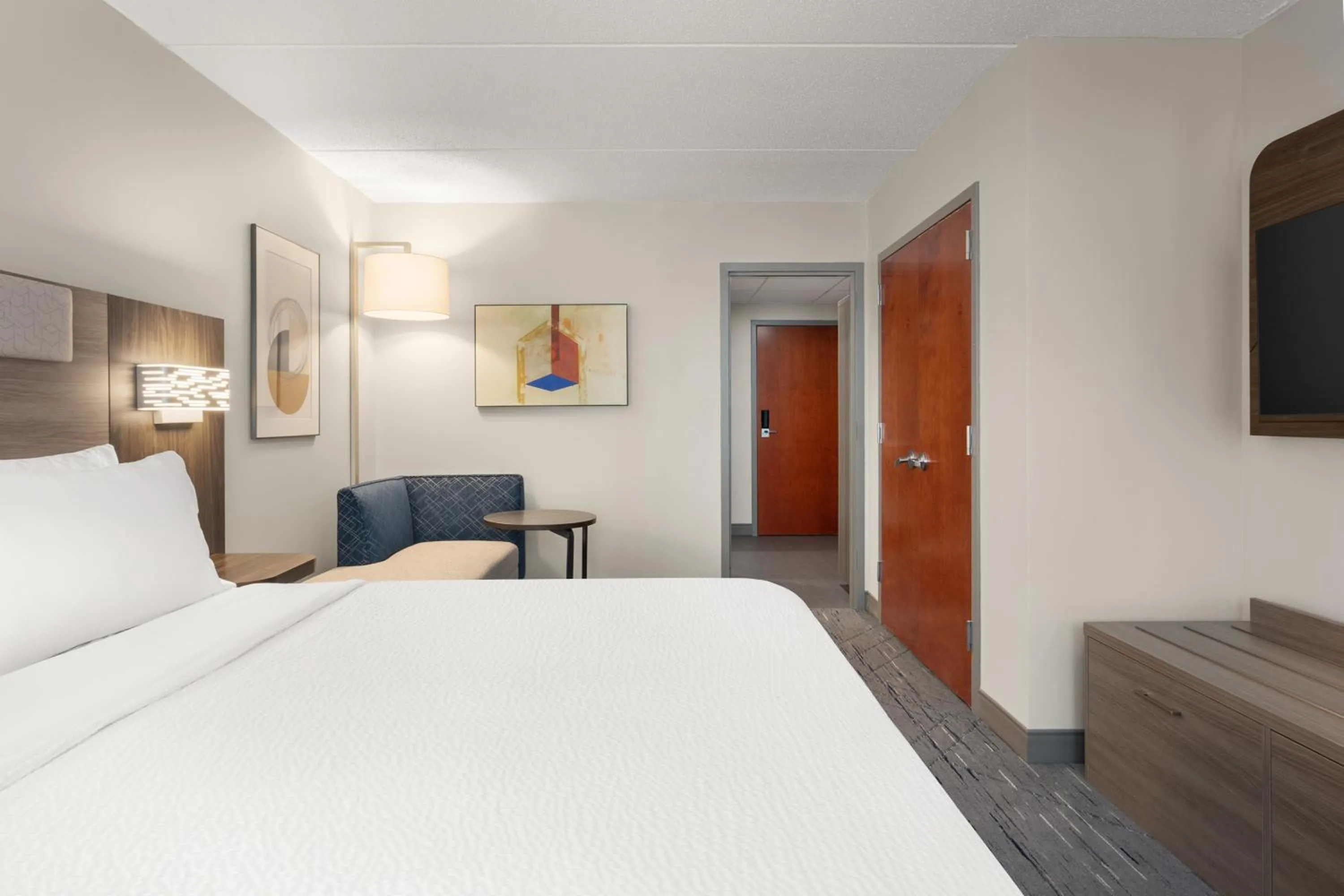 Photo of the whole room, Bed in Holiday Inn Express & Suites Hawthorne - Elmsford North by IHG