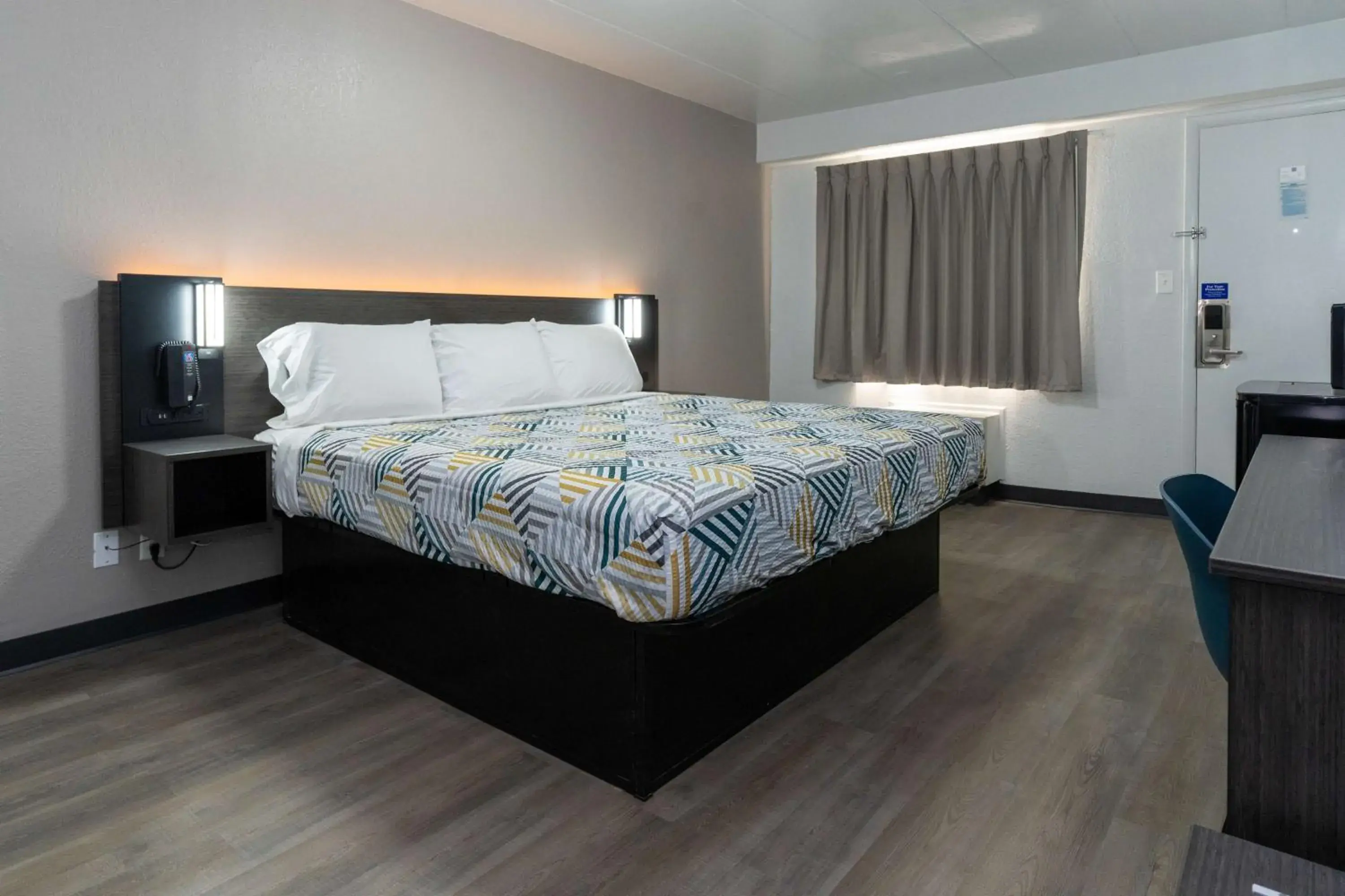 Deluxe King Room - Smoking in Motel 6-Cincinnati, OH Deluxe King Room - Smoking in Motel 6-Cincinnati, OH