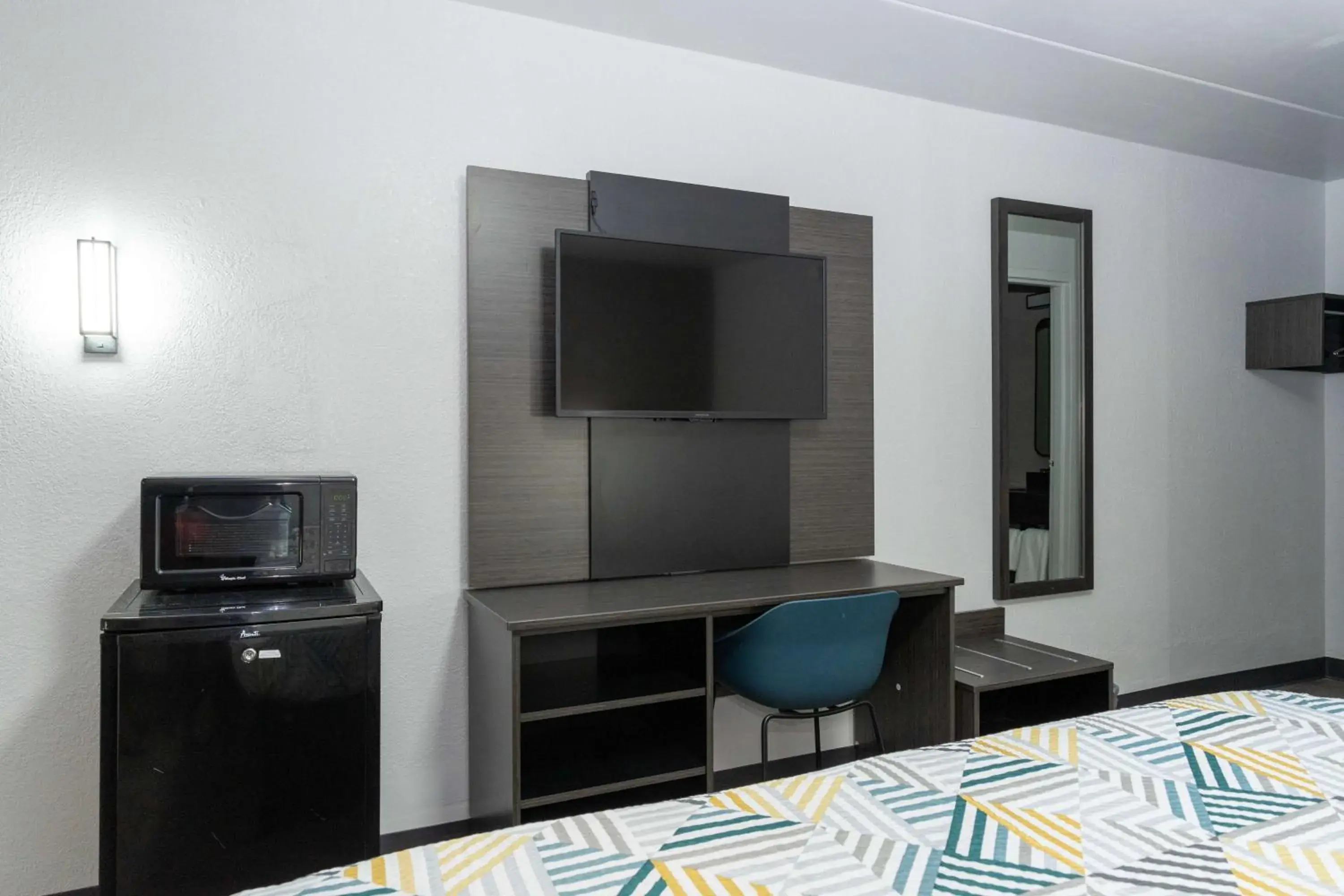 Deluxe King Room - Non-Smoking in Motel 6-Cincinnati, OH Deluxe King Room - Non-Smoking in Motel 6-Cincinnati, OH