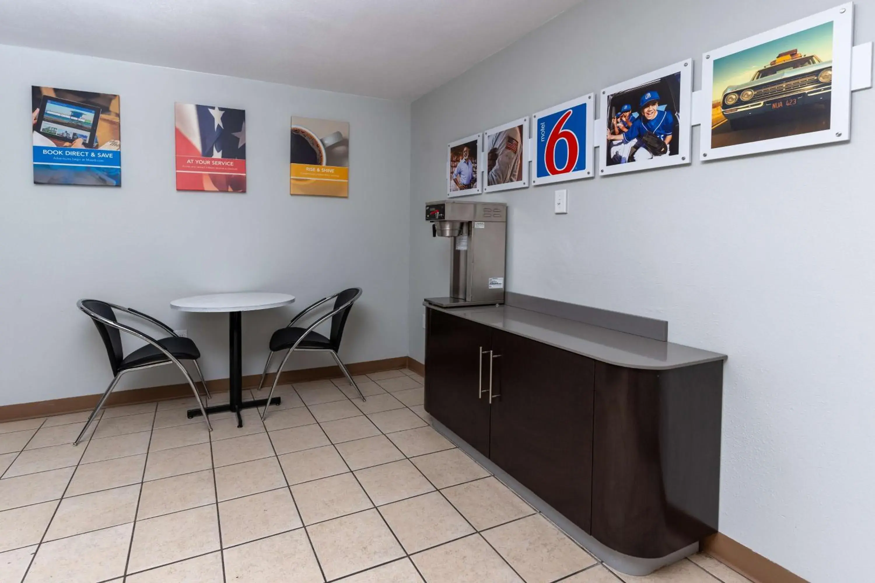 Lobby or reception in Motel 6-Cincinnati, OH Lobby or reception in Motel 6-Cincinnati, OH