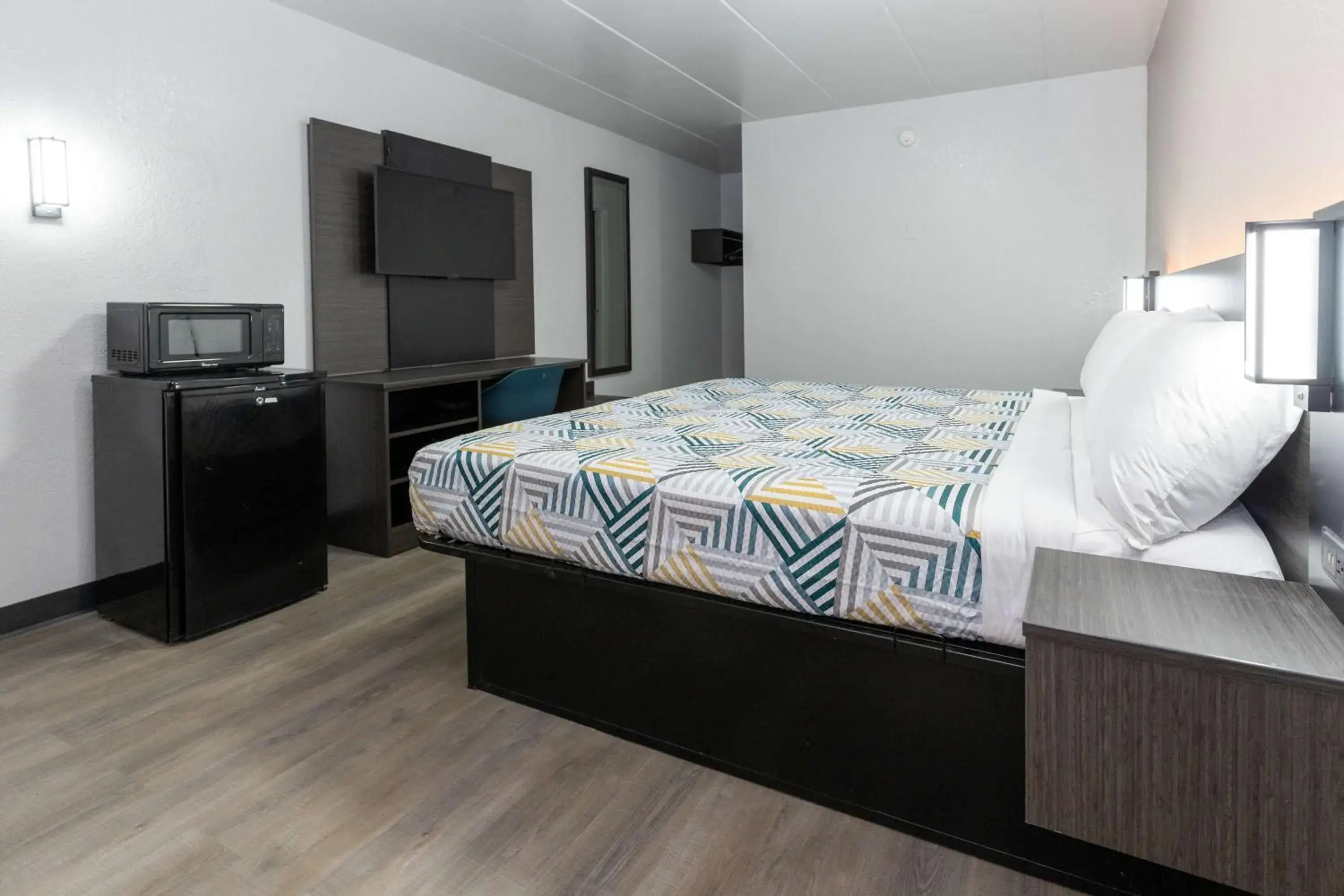 Bedroom, Bed in Motel 6-Cincinnati, OH Bedroom, Bed in Motel 6-Cincinnati, OH