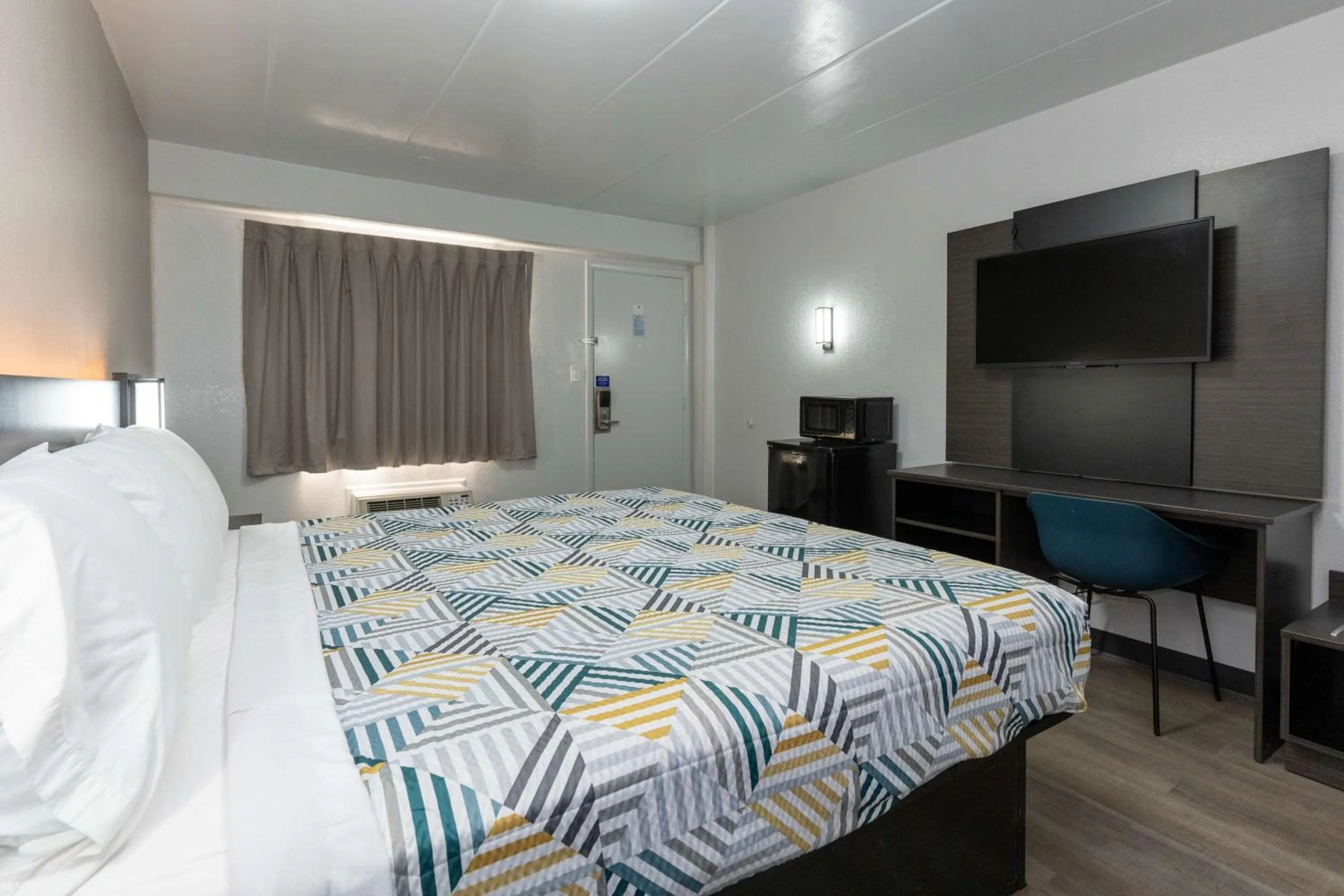 Bedroom, Bed in Motel 6-Cincinnati, OH