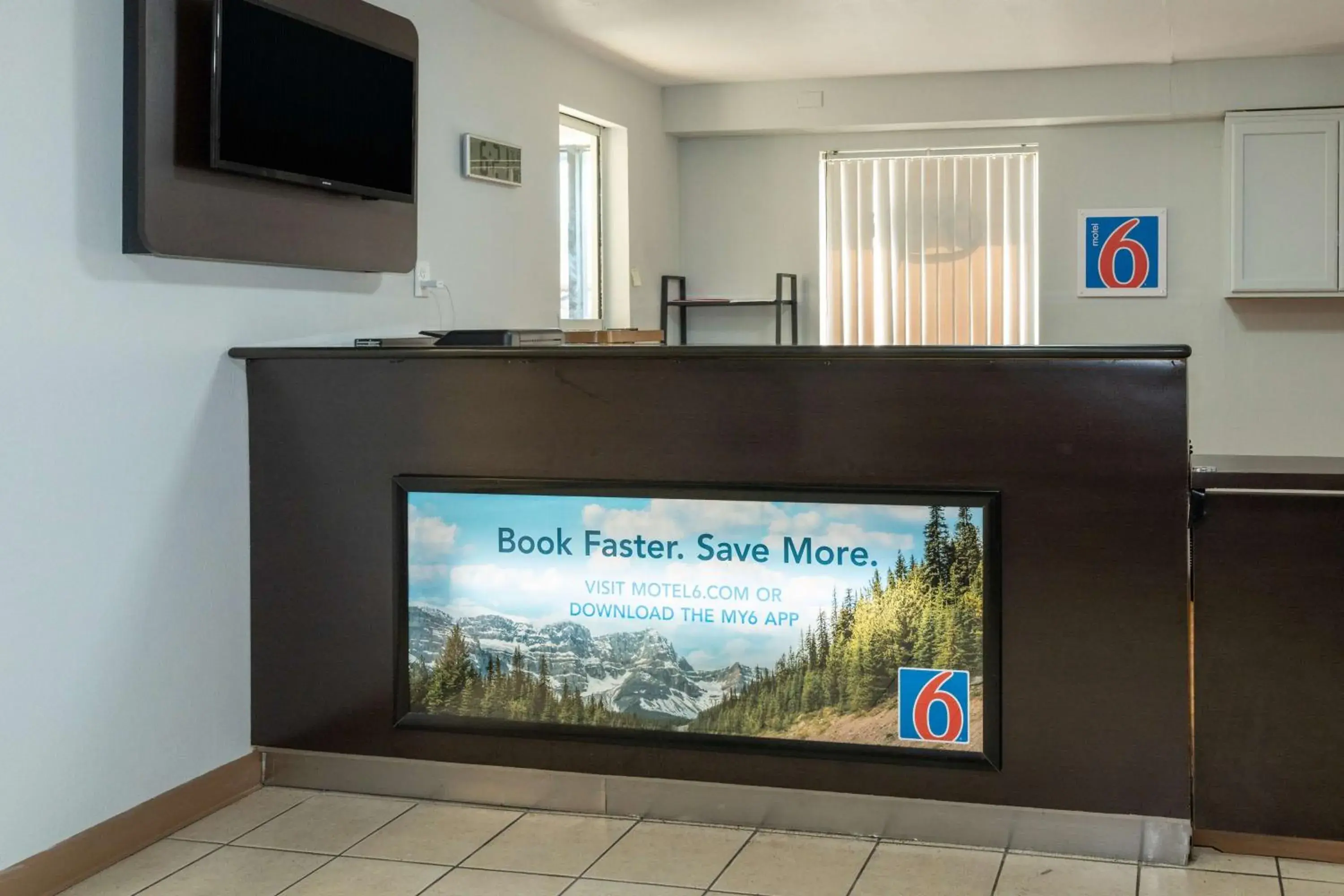 Lobby or reception in Motel 6-Cincinnati, OH Lobby or reception in Motel 6-Cincinnati, OH