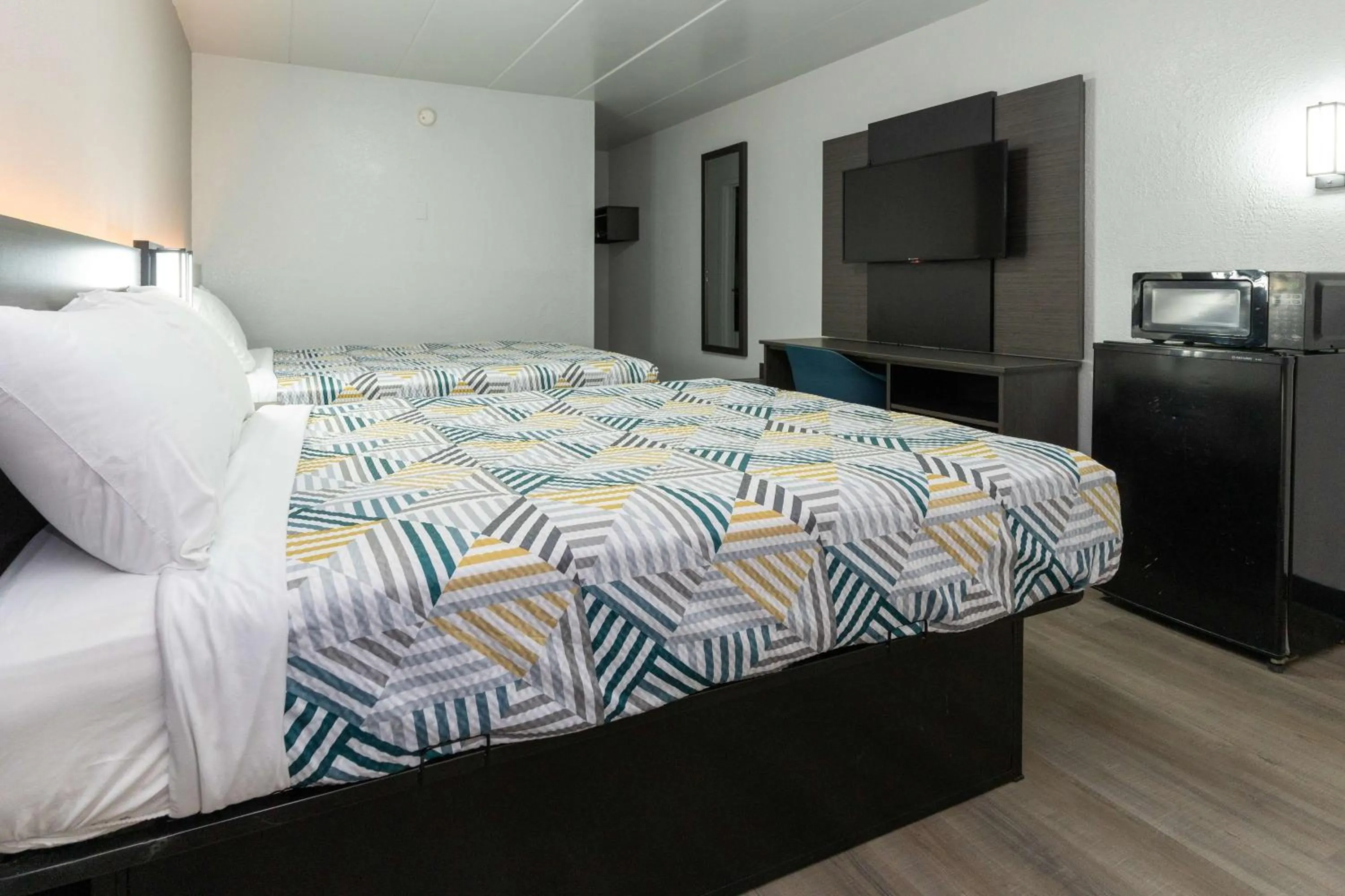 Bedroom, Bed in Motel 6-Cincinnati, OH