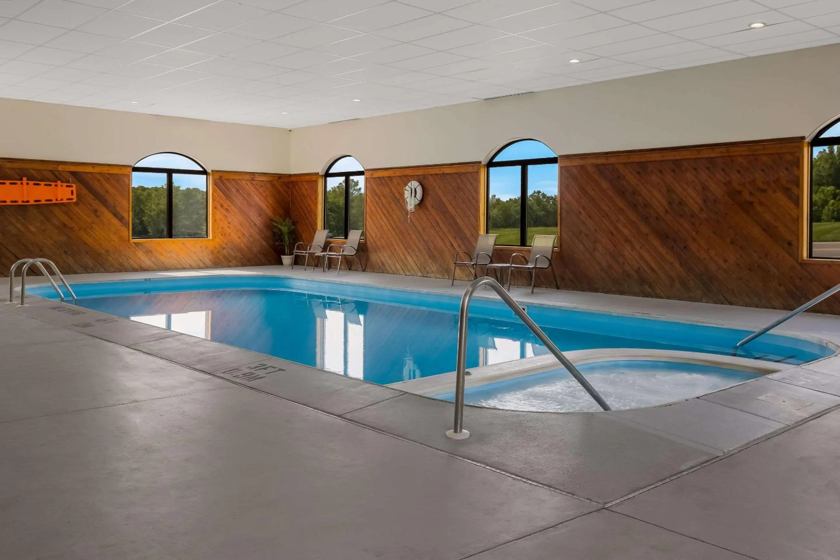Swimming pool in Sleep Inn