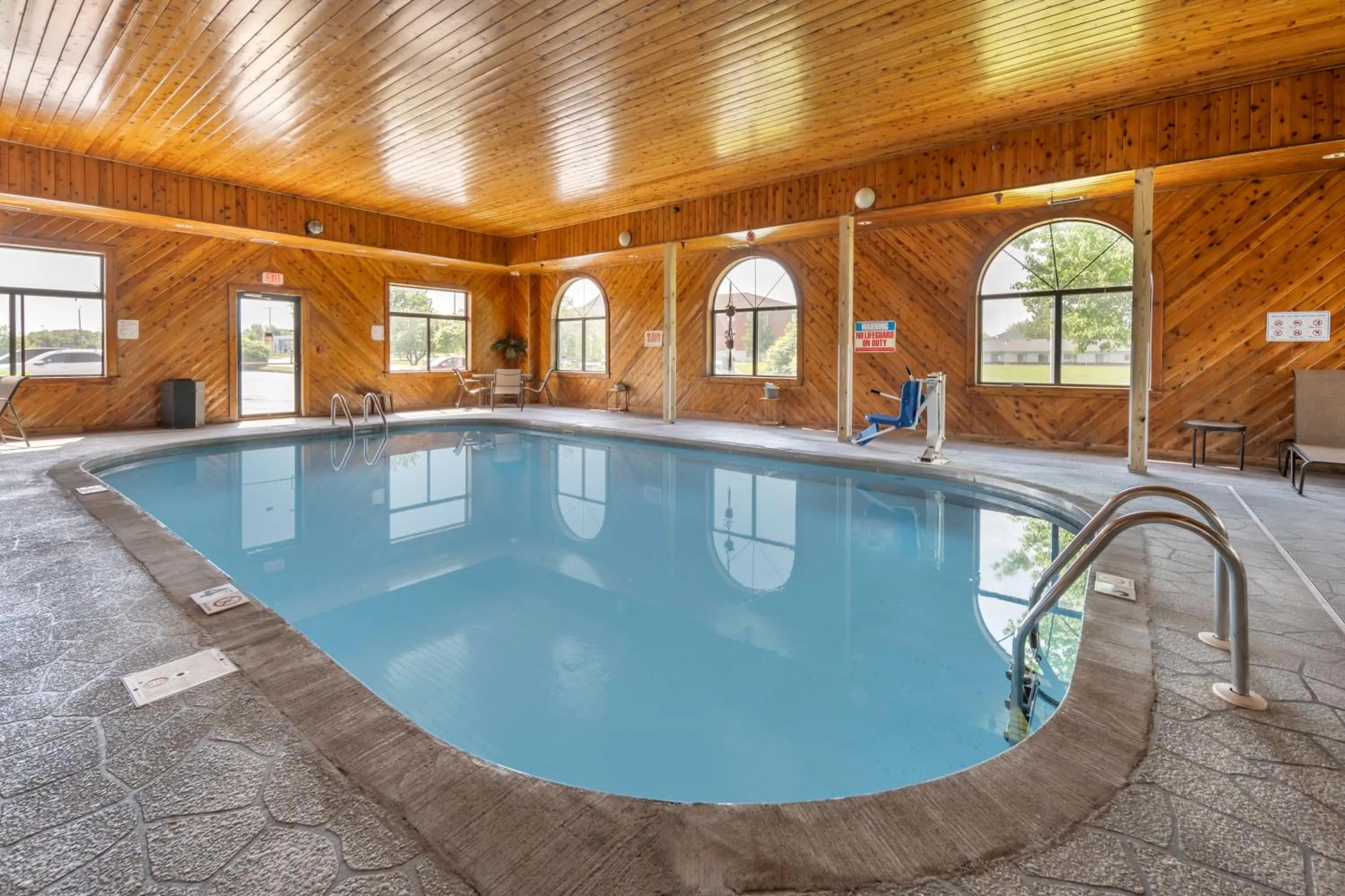 Swimming pool in Quality Inn Greenville North