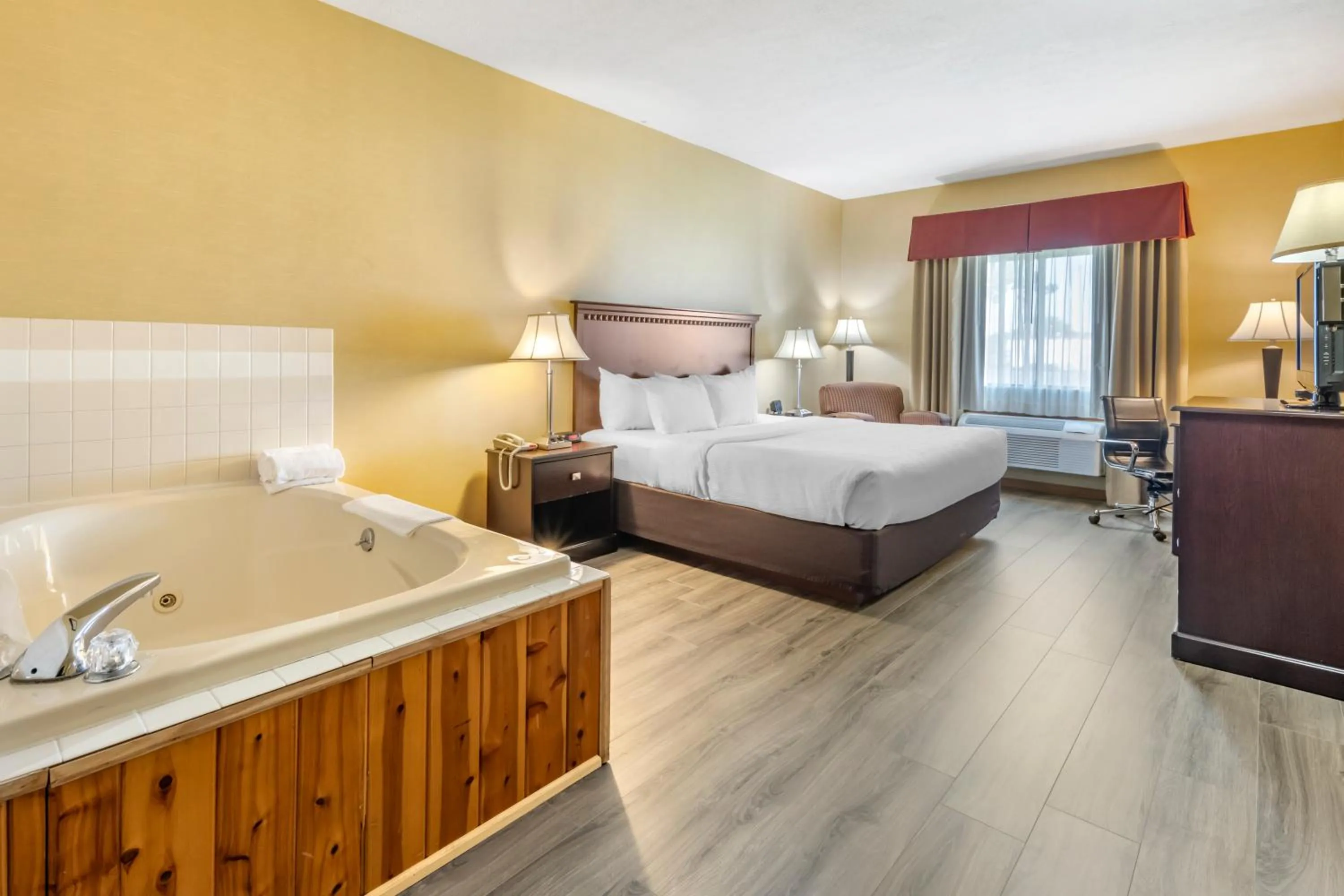 Hot Tub, Bed in Quality Inn Greenville North