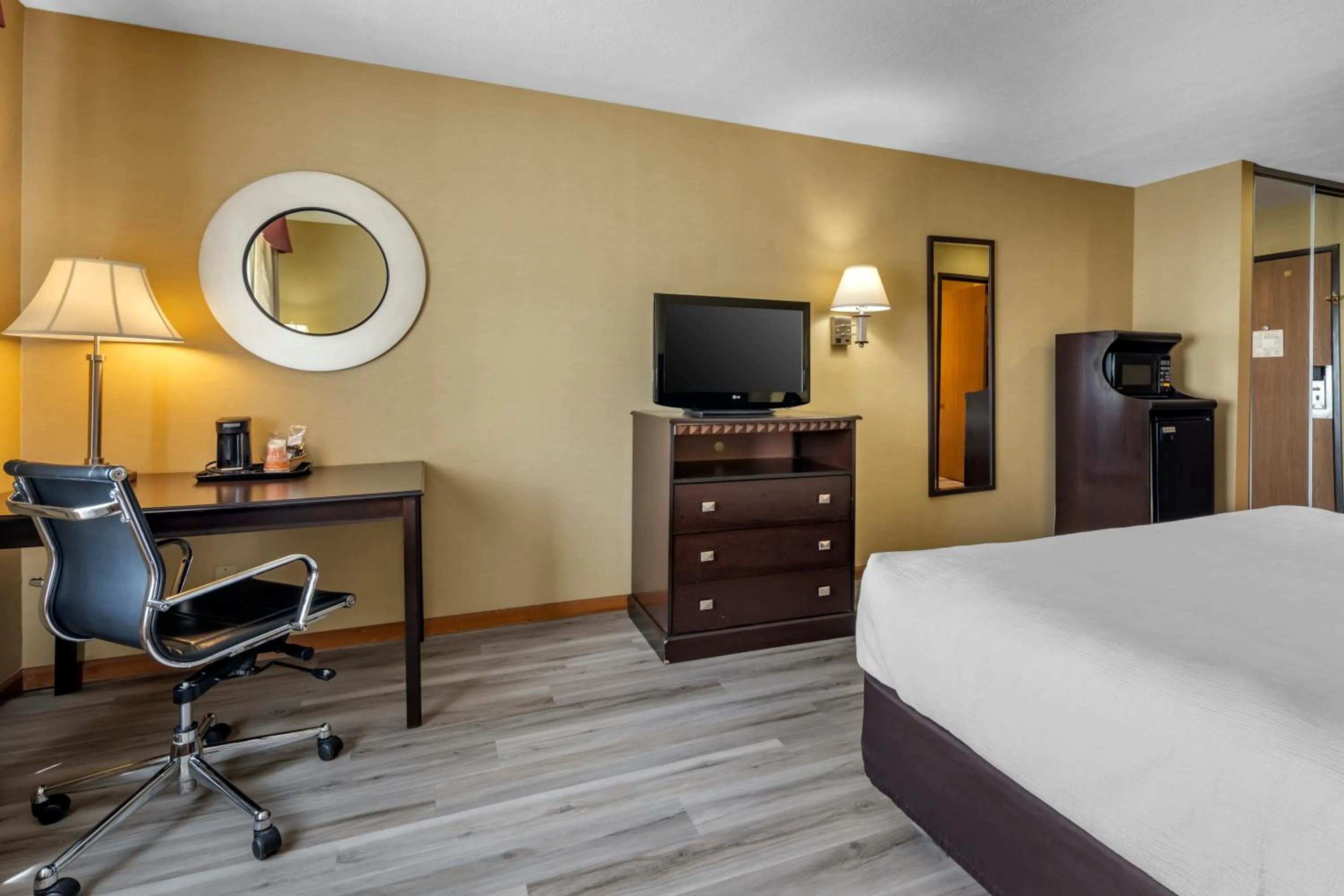 Bedroom, Bed in Quality Inn Greenville North