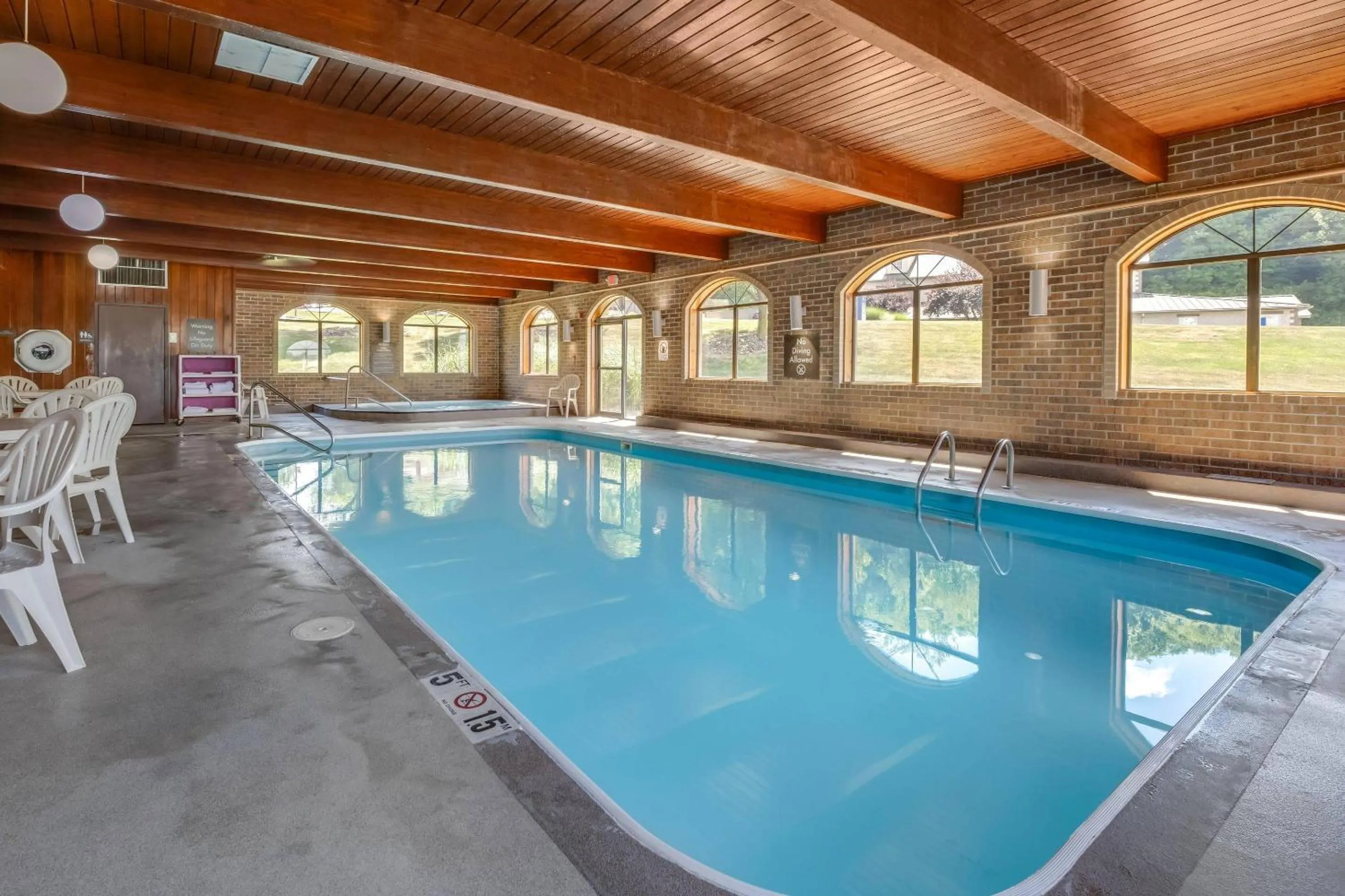 Swimming pool in Comfort Inn Millersburg