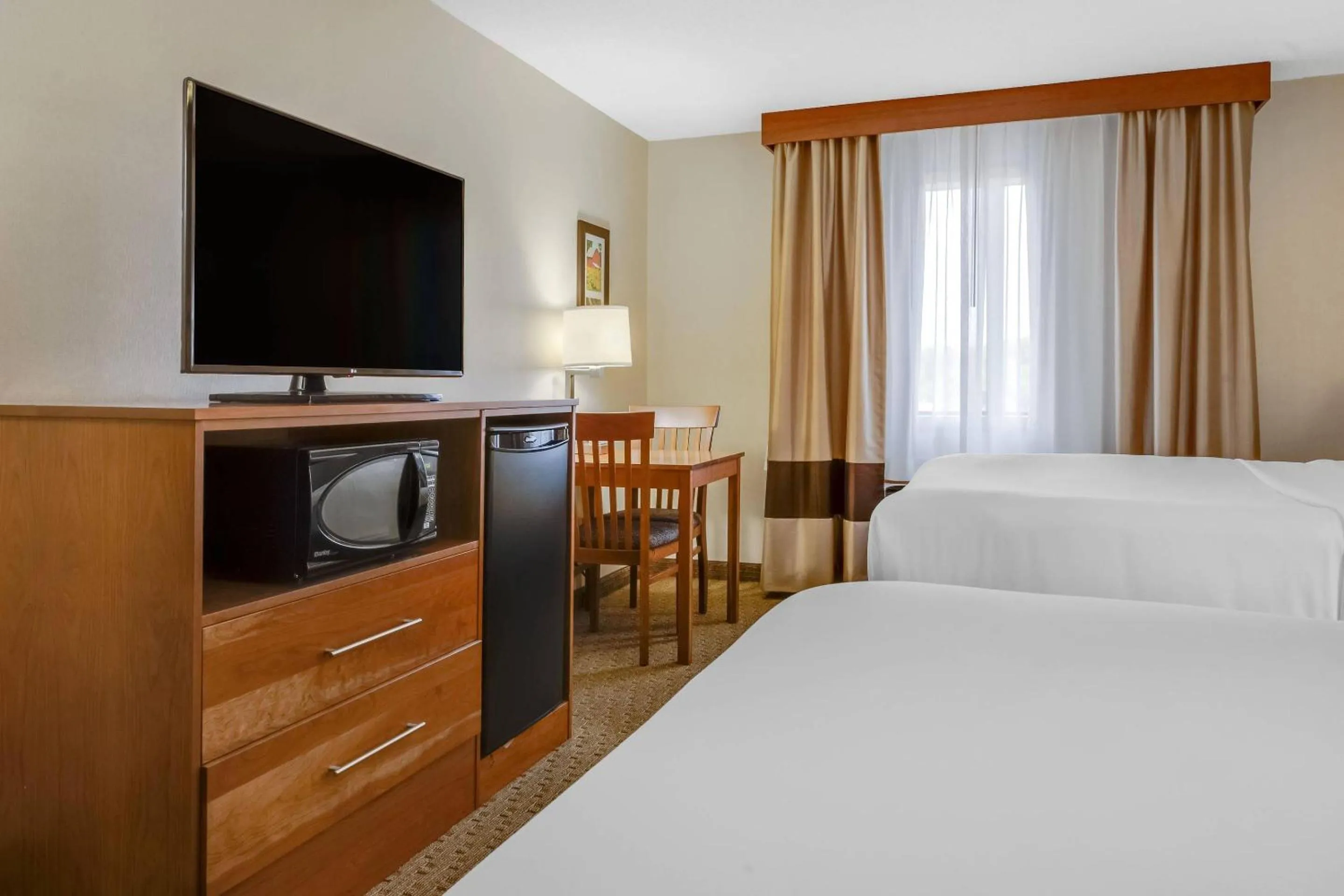 Bedroom, Bed in Comfort Inn Millersburg