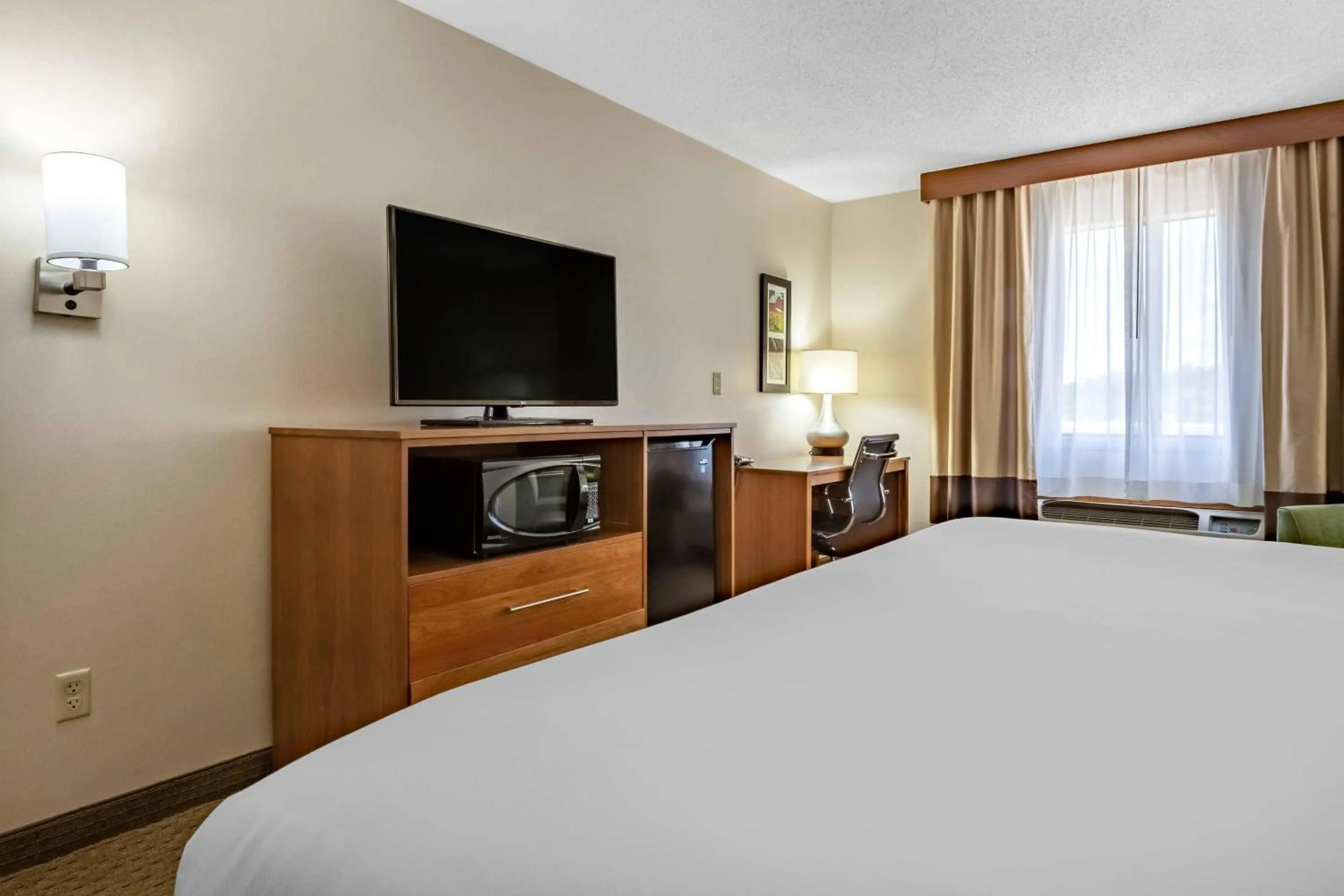 Bedroom, Bed in Comfort Inn Millersburg