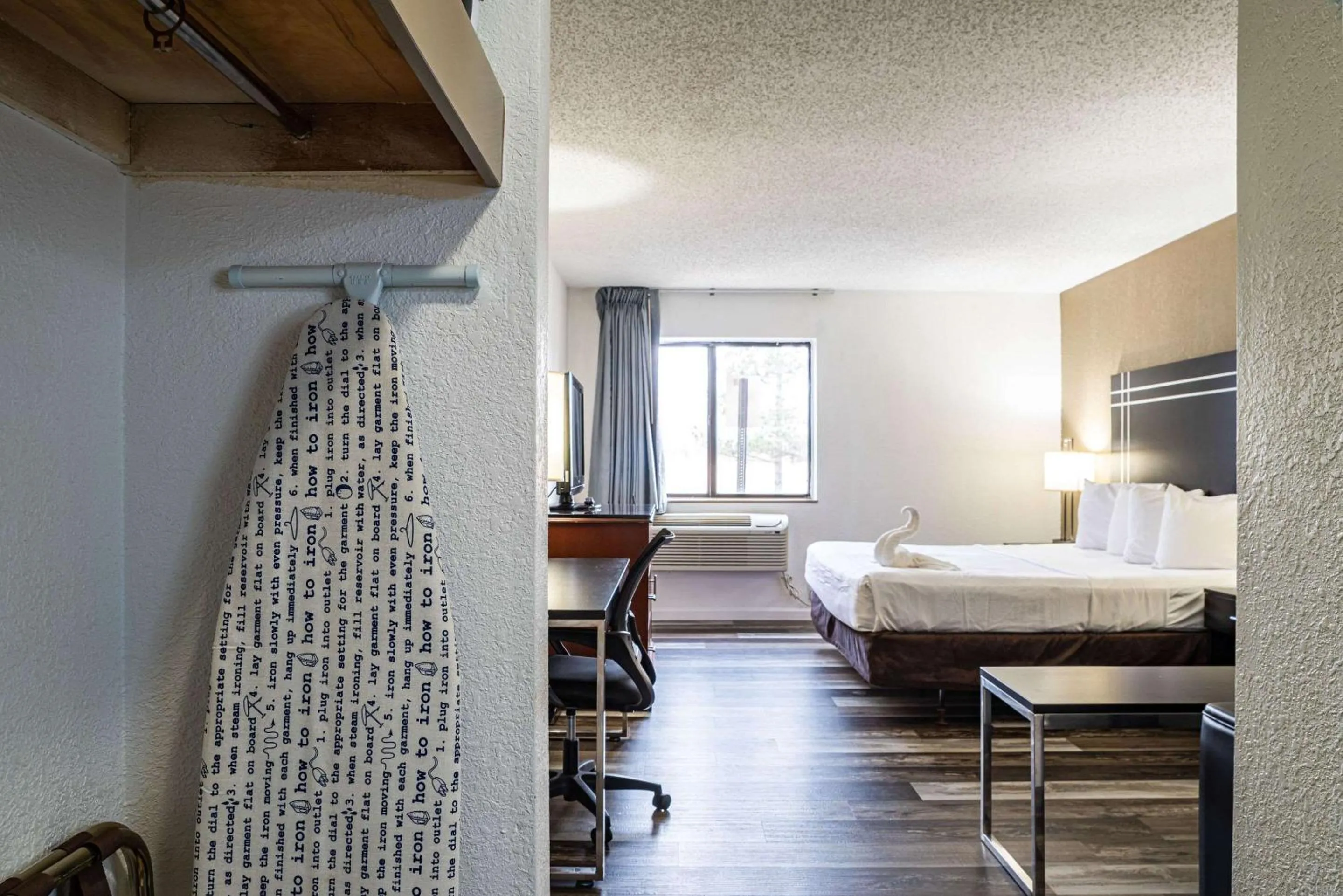 Bedroom, Bed in Econo Lodge Cleveland Southeast - Kent