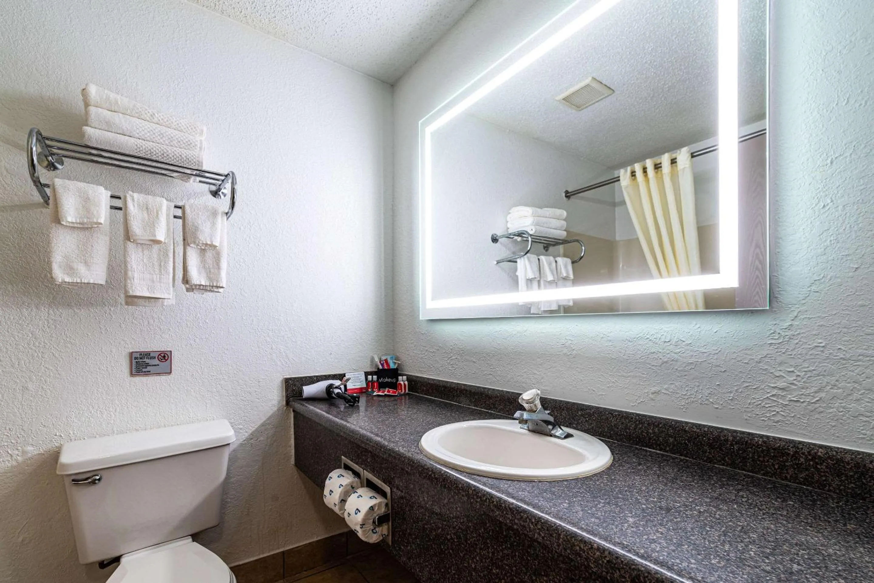 Bedroom in Econo Lodge Cleveland Southeast - Kent