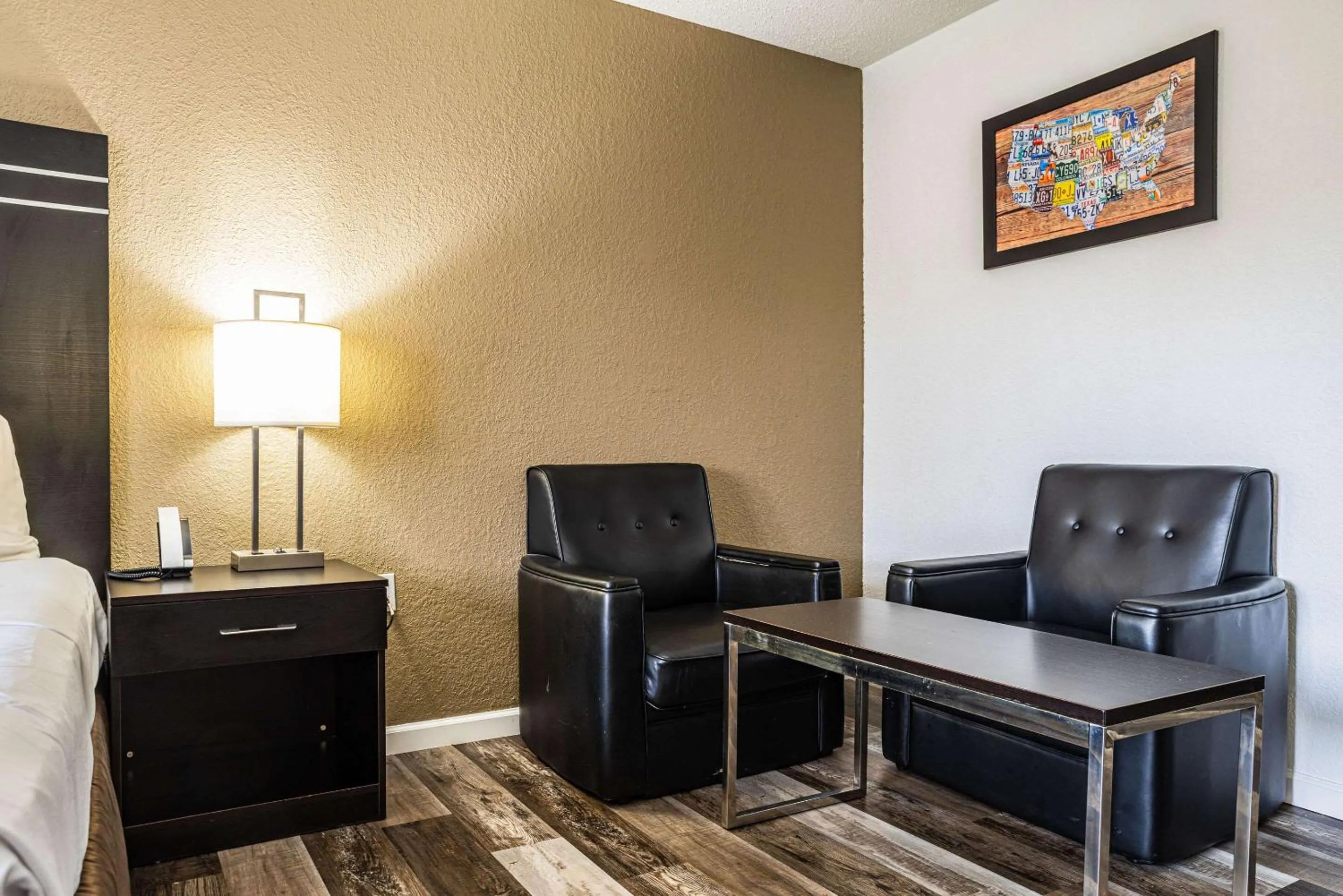 Bedroom, Bed in Econo Lodge Cleveland Southeast - Kent