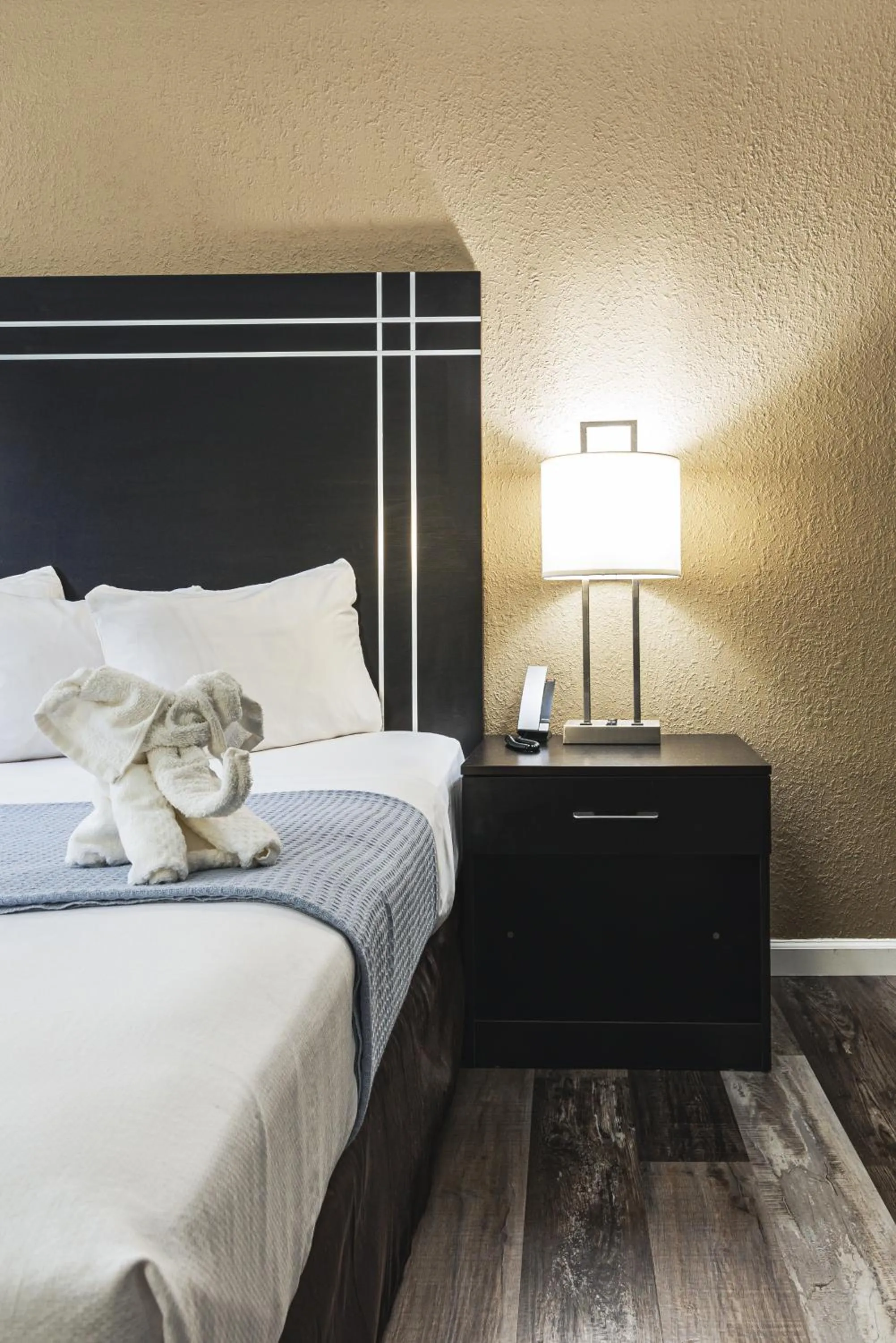 Bedroom, Bed in Econo Lodge Cleveland Southeast - Kent