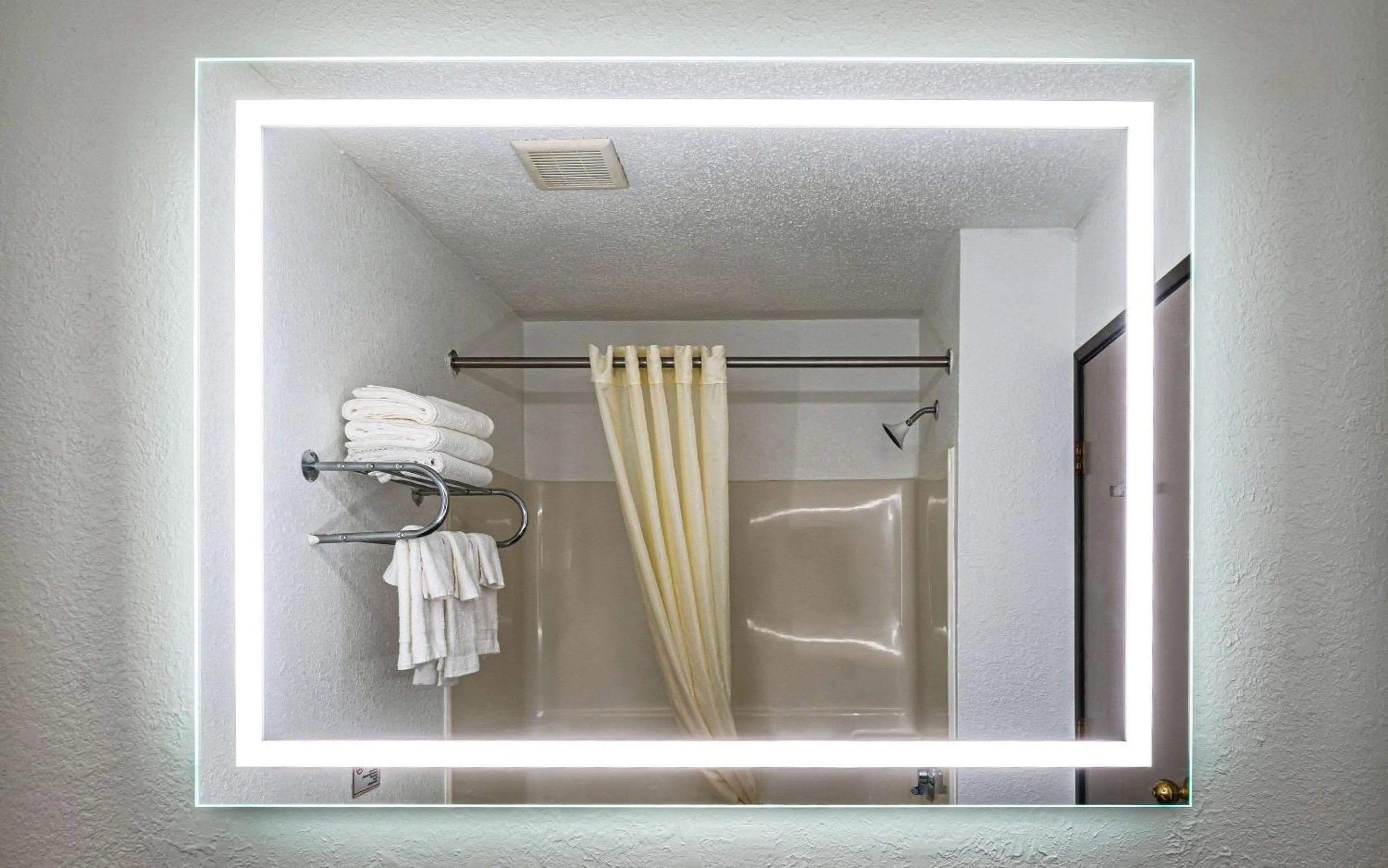 Bedroom in Econo Lodge Cleveland Southeast - Kent