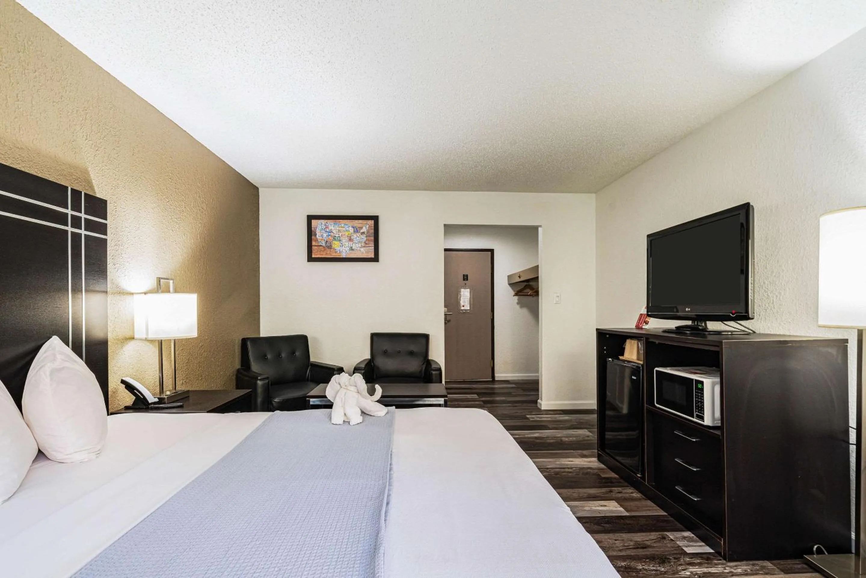 Bedroom, Bed in Econo Lodge Cleveland Southeast - Kent