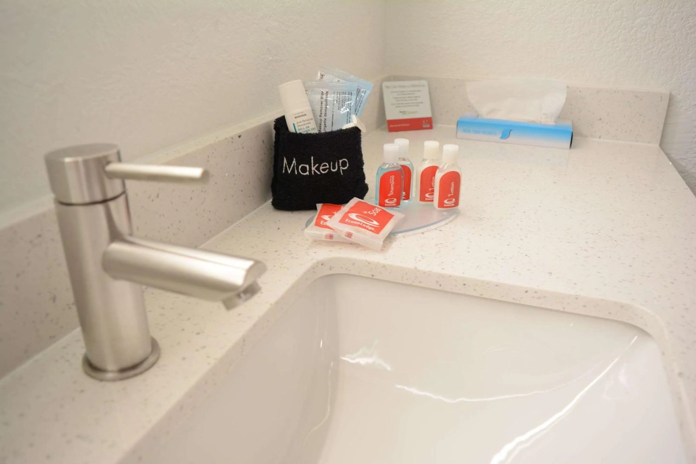 Bedroom in Econo Lodge Cleveland Southeast - Kent