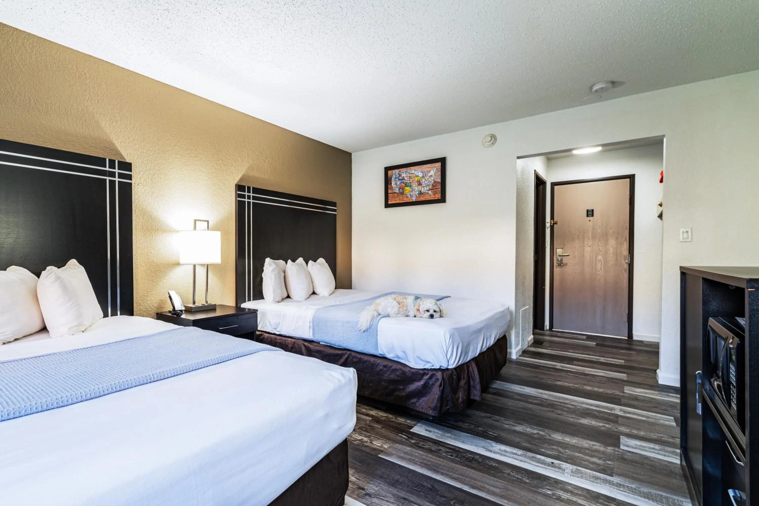 Bed in Econo Lodge Cleveland Southeast - Kent