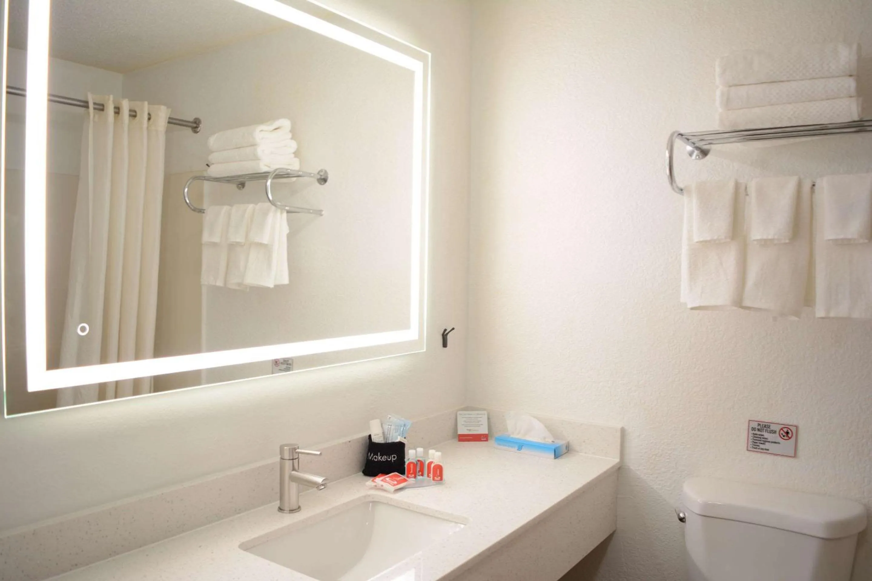 Bedroom in Econo Lodge Cleveland Southeast - Kent