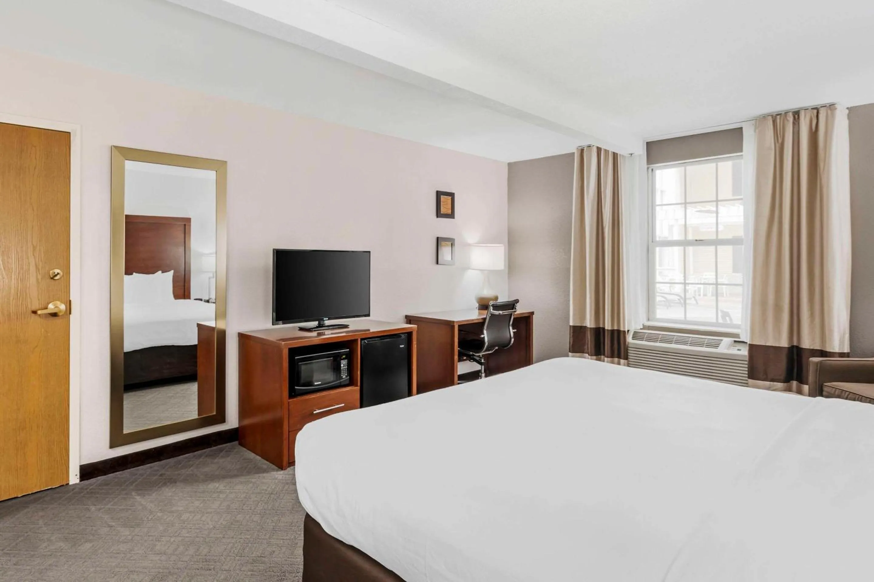 Bedroom, Bed in Comfort Inn Splash Harbor