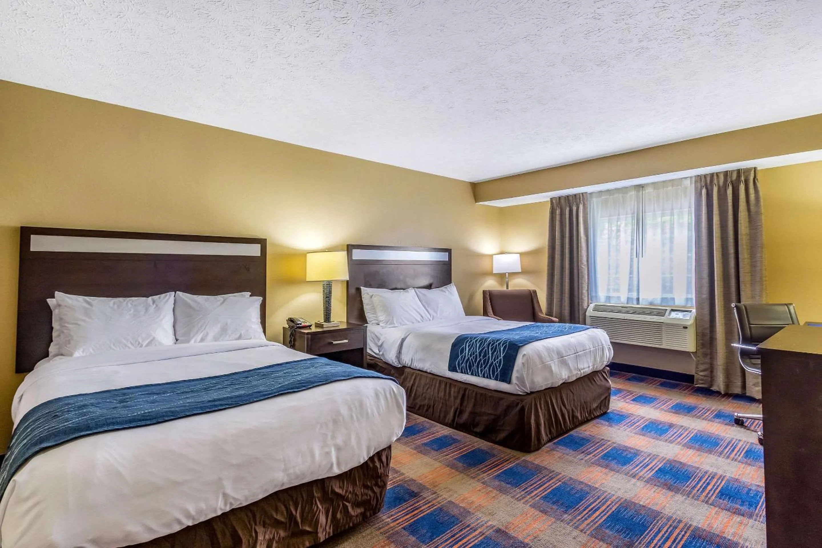 Photo of the whole room, Bed in Comfort Inn Independence